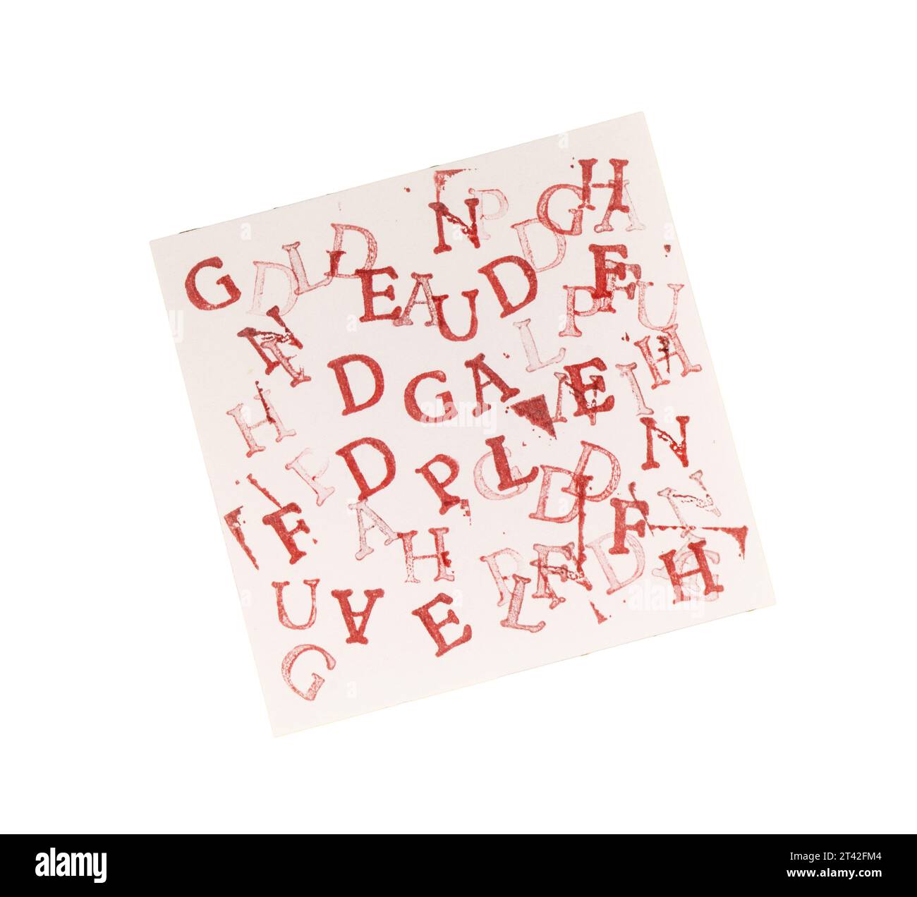Buchstaben des Alphabets werden zufällig auf einem Blatt Papier auf transparentem Hintergrund gedruckt Stockfoto