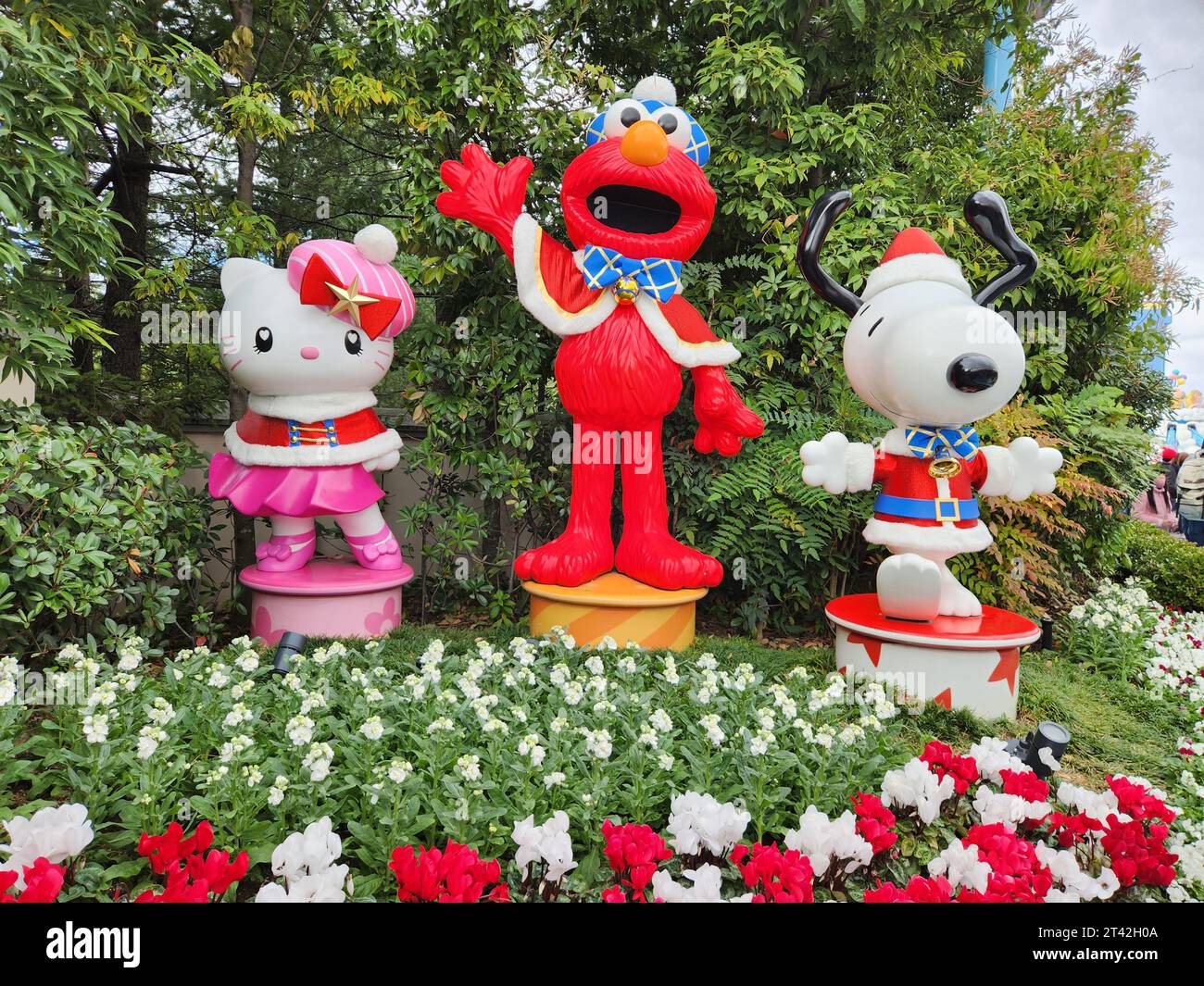 Berühmte Elmo the Muppet, Snoopy Dog und Hello Kitty Statuen in den Universal Studios, Japan Stockfoto