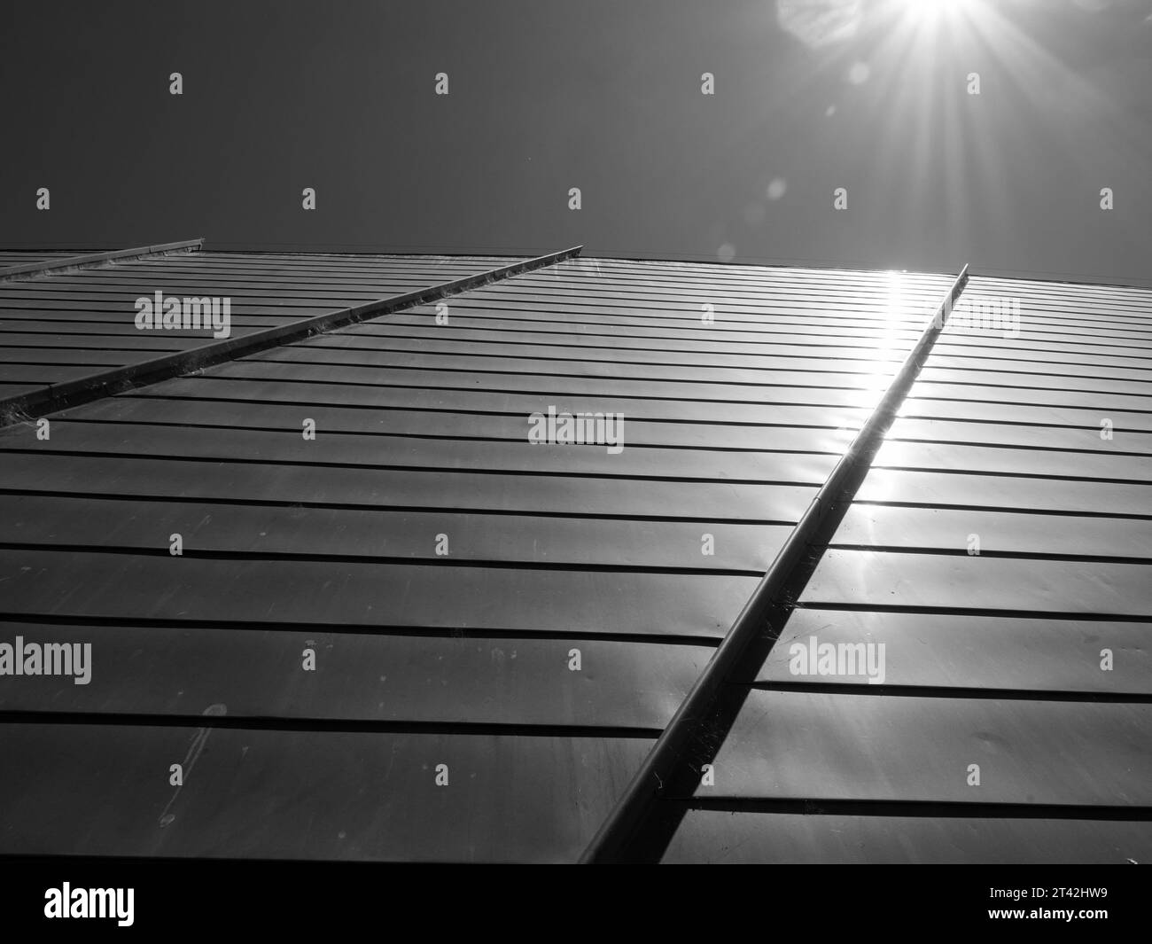 Seitliches Dach, Blick nach oben in Richtung Himmel und Sonne, aus einem seltsamen Winkel, Perspektive Stockfoto