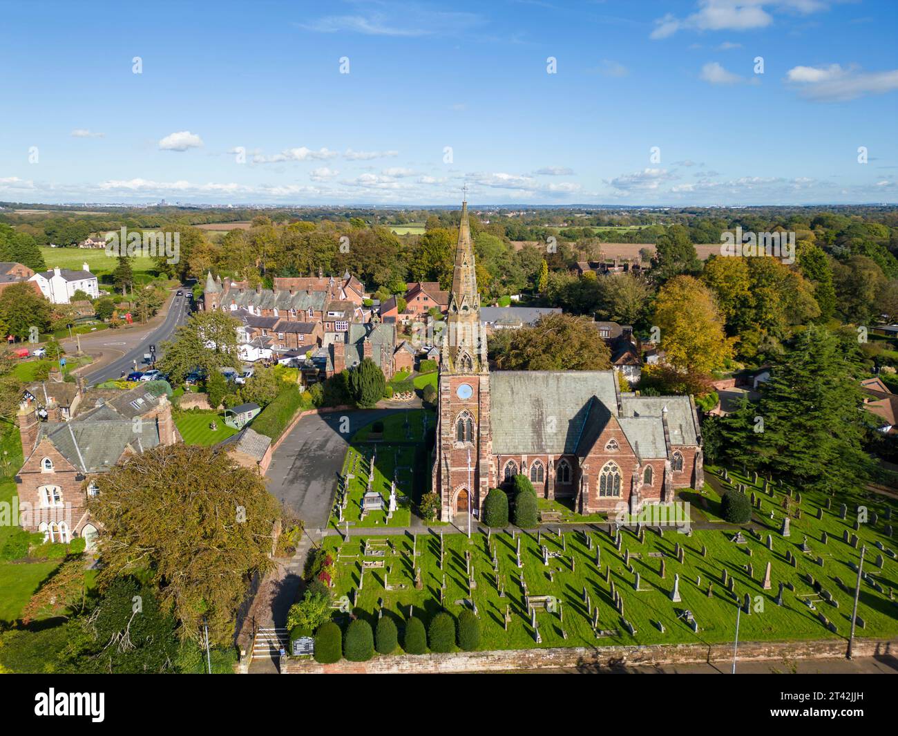 Aus der Vogelperspektive, All Saints Church im englischen Dorf Thornton Hough, Wirral, Merseysdie, England Stockfoto