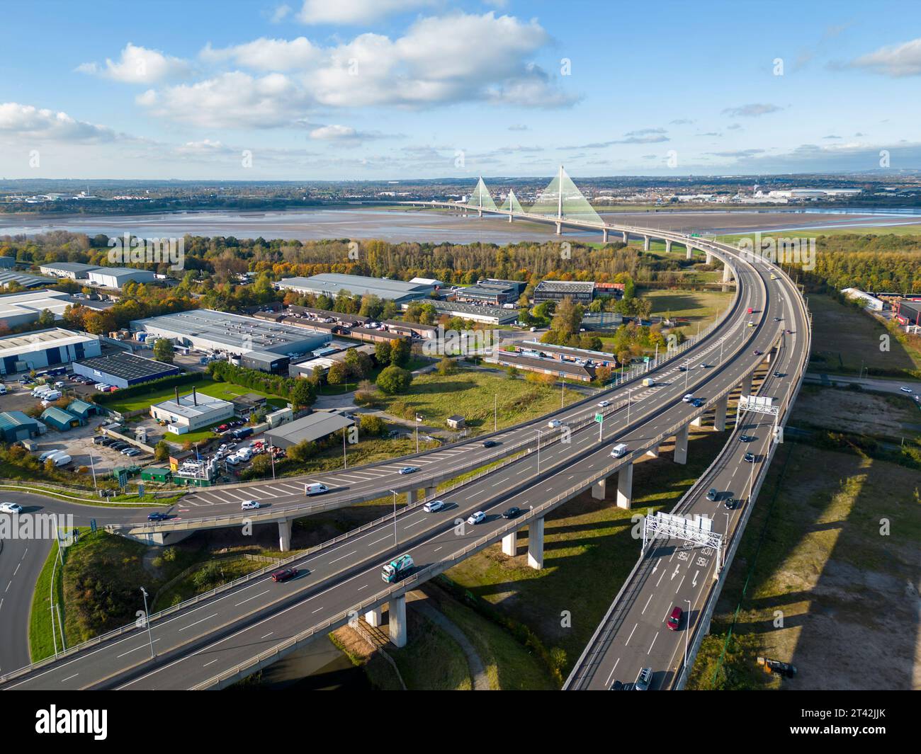 Luftaufnahme des Verkehrs, der Mersey Gateway Bridge über den Fluss Mersey, Runcorn, Cheshire, England Stockfoto