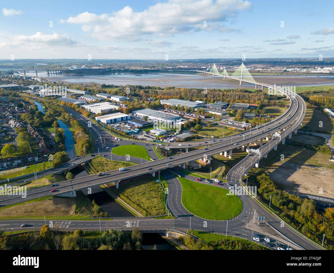 Luftaufnahme des Verkehrs, der Mersey Gateway Bridge, Runcorn, Cheshire, England Stockfoto