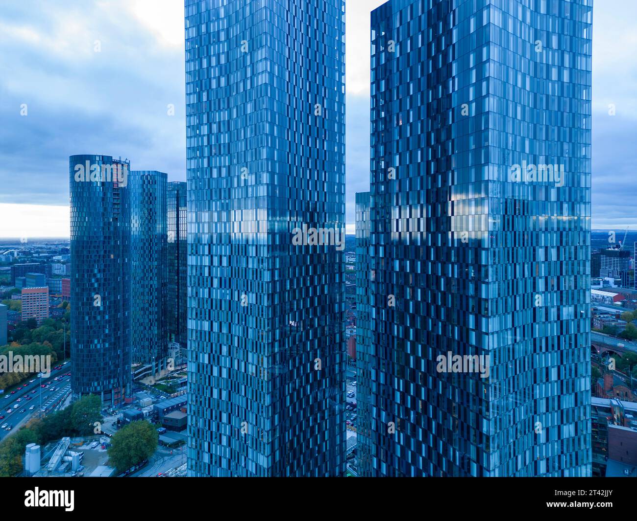 Blick aus der Vogelperspektive auf die Deansgate Square Towers, Luxus-Apartments im Stadtzentrum von Manchester, England Stockfoto