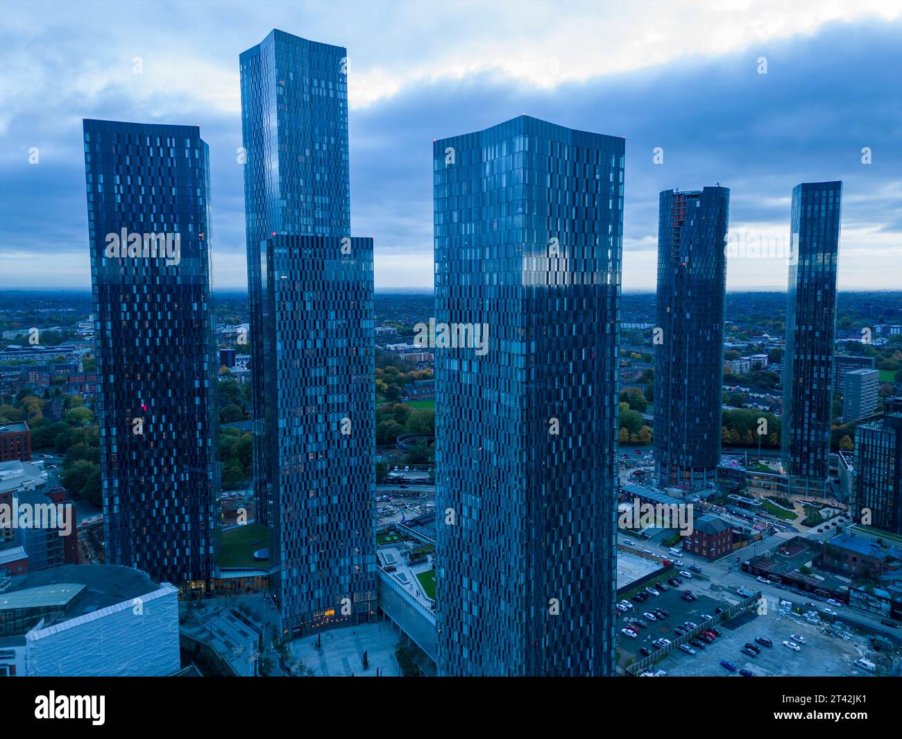 Blick aus der Vogelperspektive auf den Deansgate Square, Luxus-Apartments im Stadtzentrum von Manchester, England Stockfoto