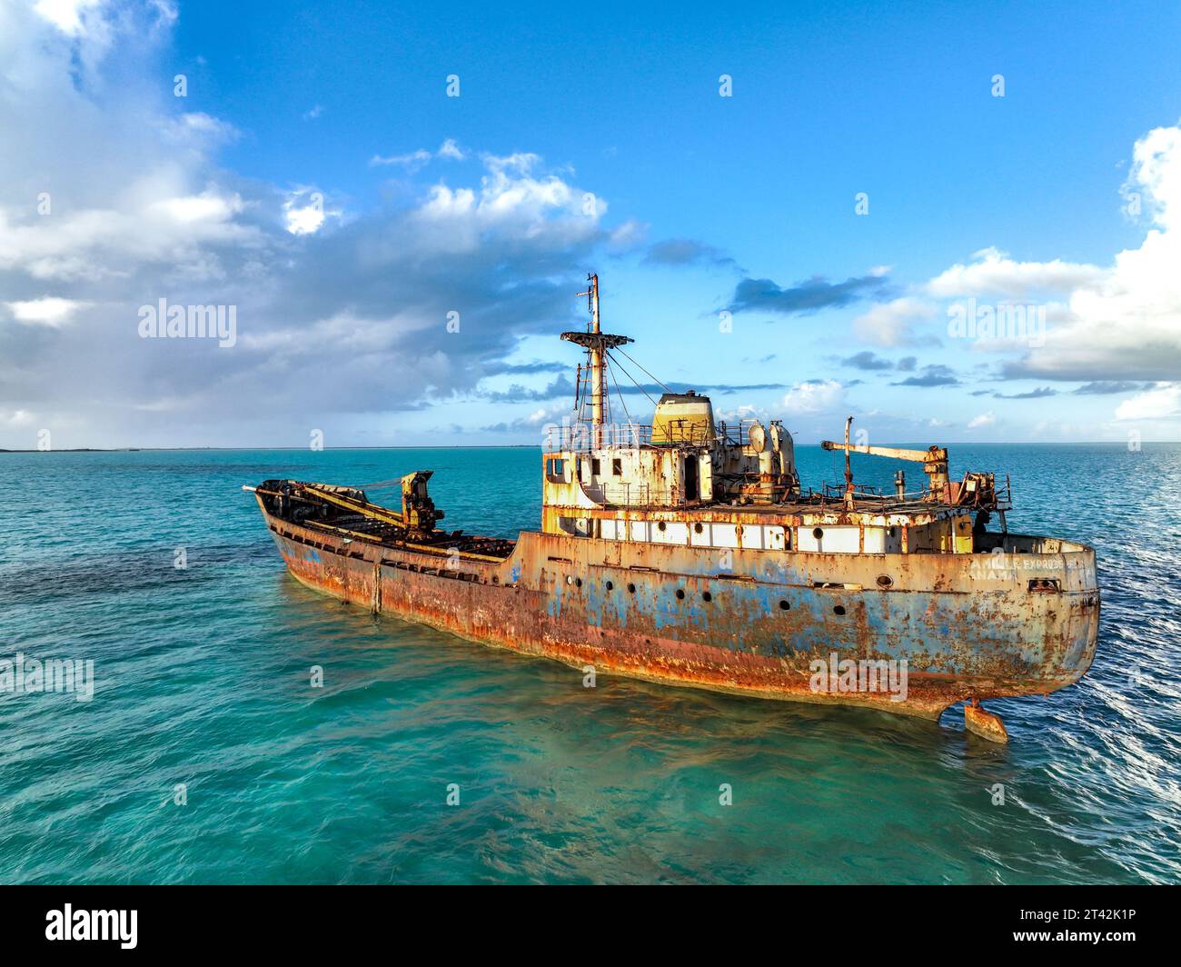 Dieses Schiff aus der sowjetzeit liegt im kristallklaren Wasser von Providenciales und ist ein atemberaubendes Wahrzeichen und Touristenattraktion und ein muss in sozialen Medien. Stockfoto
