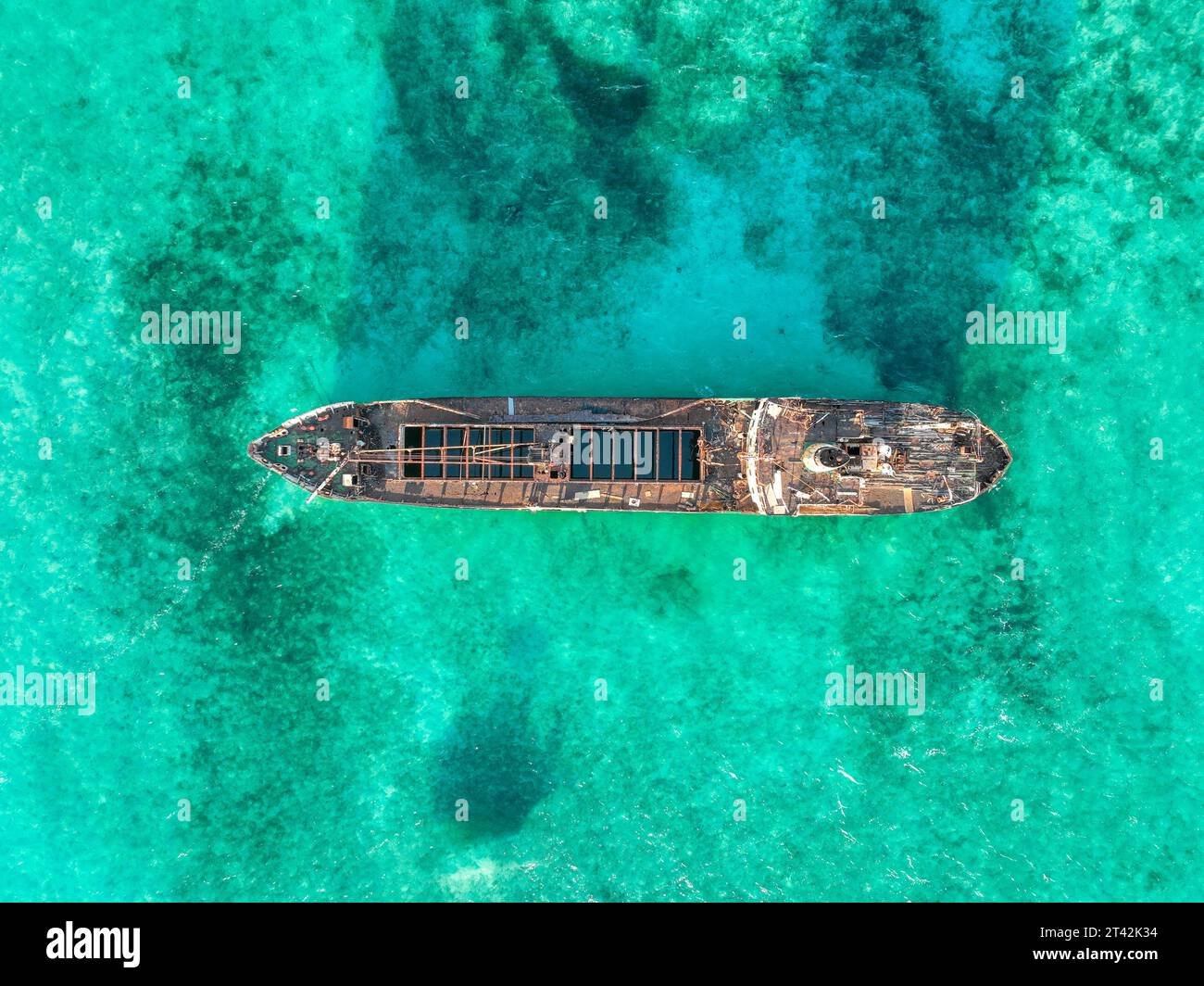 Dieses Schiff aus der sowjetzeit liegt im kristallklaren Wasser von Providenciales und ist ein atemberaubendes Wahrzeichen und Touristenattraktion und ein muss in sozialen Medien. Stockfoto