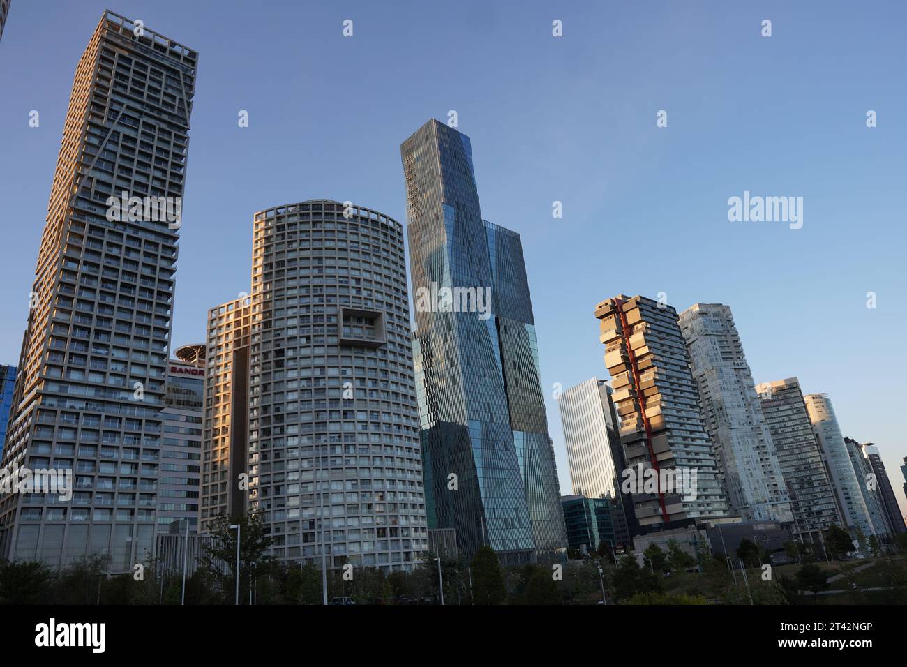 Dieses atemberaubende Bild zeigt eine pulsierende Skyline der Stadt mit einer Reihe von hohen Glasgebäuden Stockfoto
