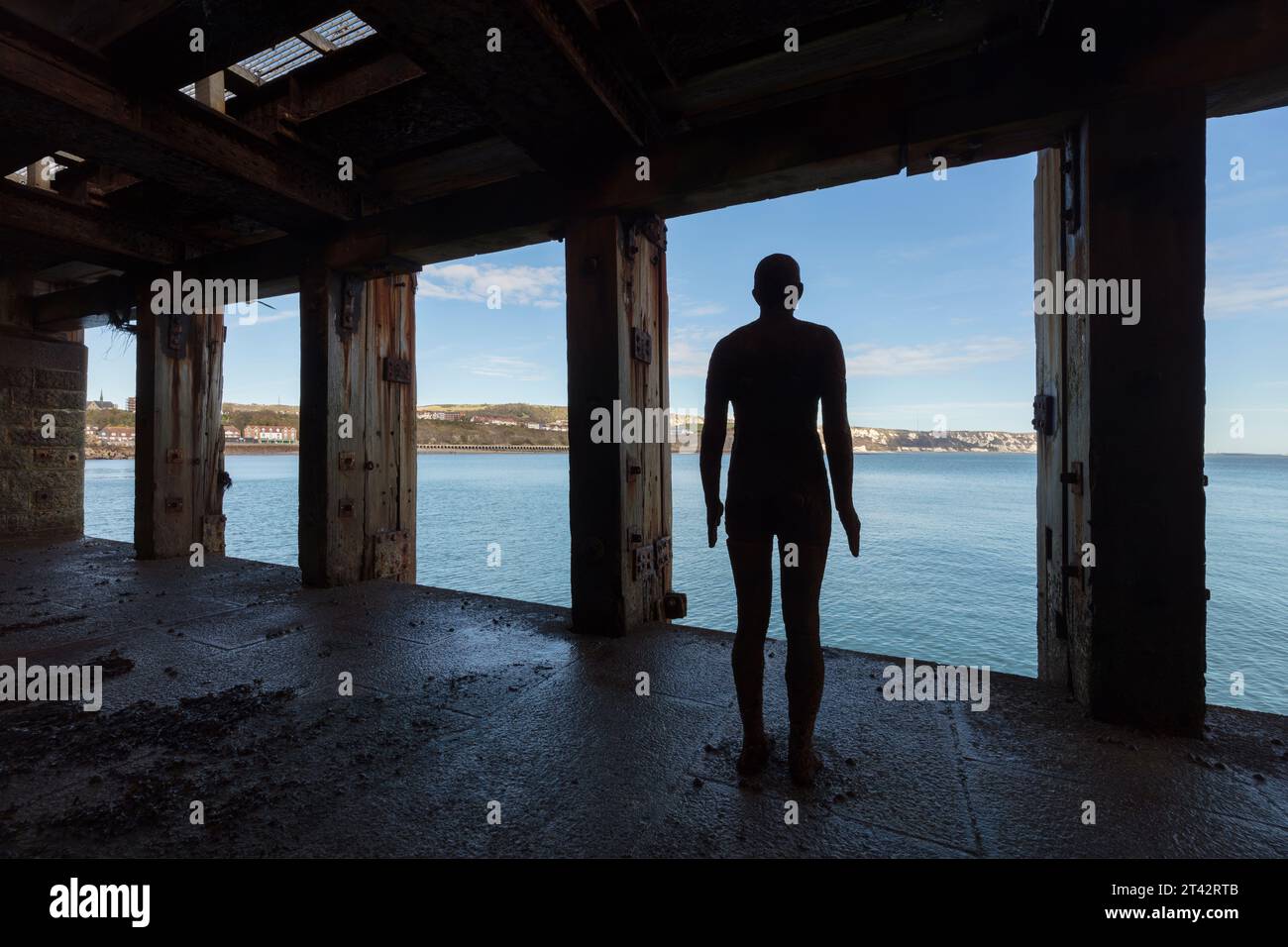 Anthony Gormley ist eine weitere Zeitstatue, Folkestone Harbour Arm. Stockfoto