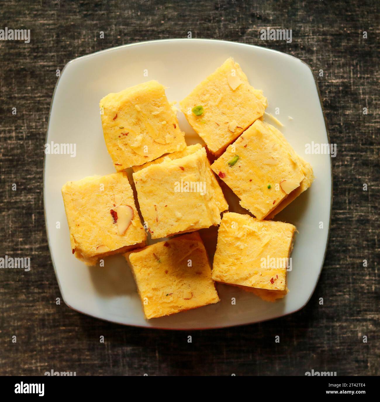 Frische leckere Soan Papdi-Süßigkeiten, Ein servierter Teller mit indischen Soan Papdi süß, Stockfoto