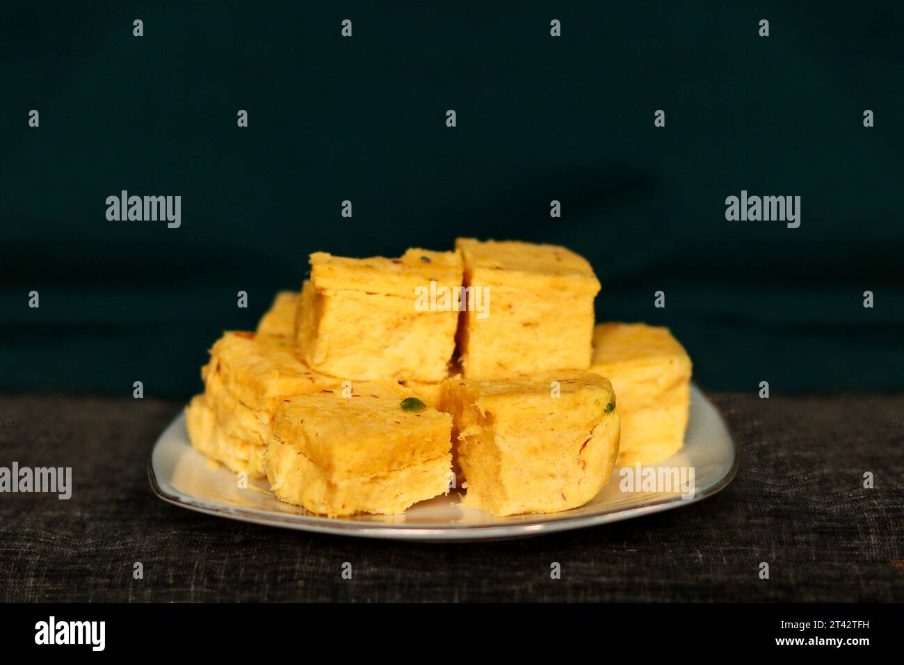 Frische leckere Soan Papdi-Süßigkeiten, Ein servierter Teller mit indischen Soan Papdi süß, Stockfoto