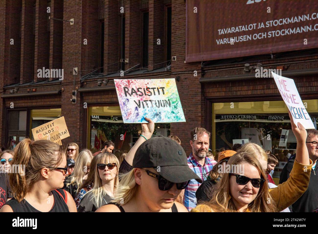 Rasistit vittuun. Buntes, handgemachtes Schild auf mich, emme vaikene! Anti-Rassismus-Demonstration in Helsinki, Finnland. Stockfoto