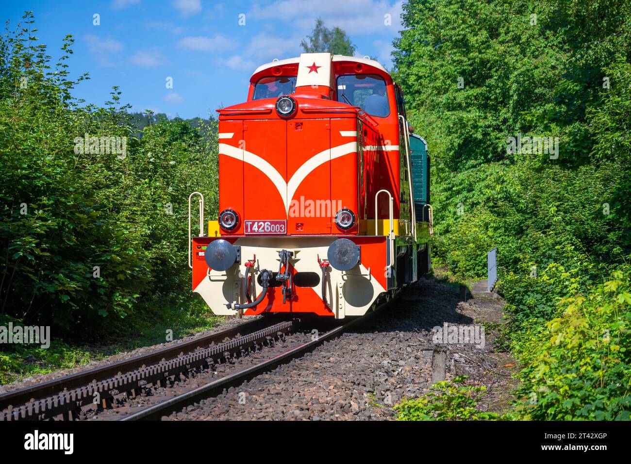 DESNA, TSCHECHIEN – 02. JULI: Zahnradlokomotive der Baureihe T426.0, auch als österreichisch-tschechisch Rakusanka bezeichnet, auf der Zahnradbahn zwischen Tanvald und Korenov in Tschechien Stockfoto