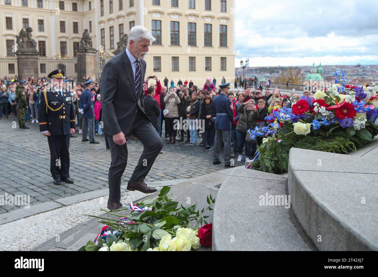 Prag, Tschechische Republik. Oktober 2023. Der tschechische Präsident Petr Pavel, rechts, und der Leiter des Militäramtes des Präsidenten der Tschechischen Republik Radek HASALA, links, am 28. Oktober einen Kranz an der Statue von T. G. Masaryk zum Tag der Gründung der unabhängigen Tschechoslowakei auf dem Hradcany-Platz in Prag, Tschechische Republik, 2023. Quelle: Jaroslav Svoboda/CTK Photo/Alamy Live News Stockfoto