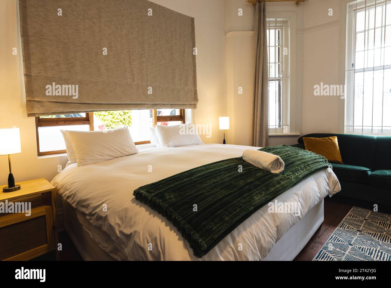 Luxuriöses Wohnzimmer mit Doppelbett und Nachttischlampen, Kopierraum Stockfoto