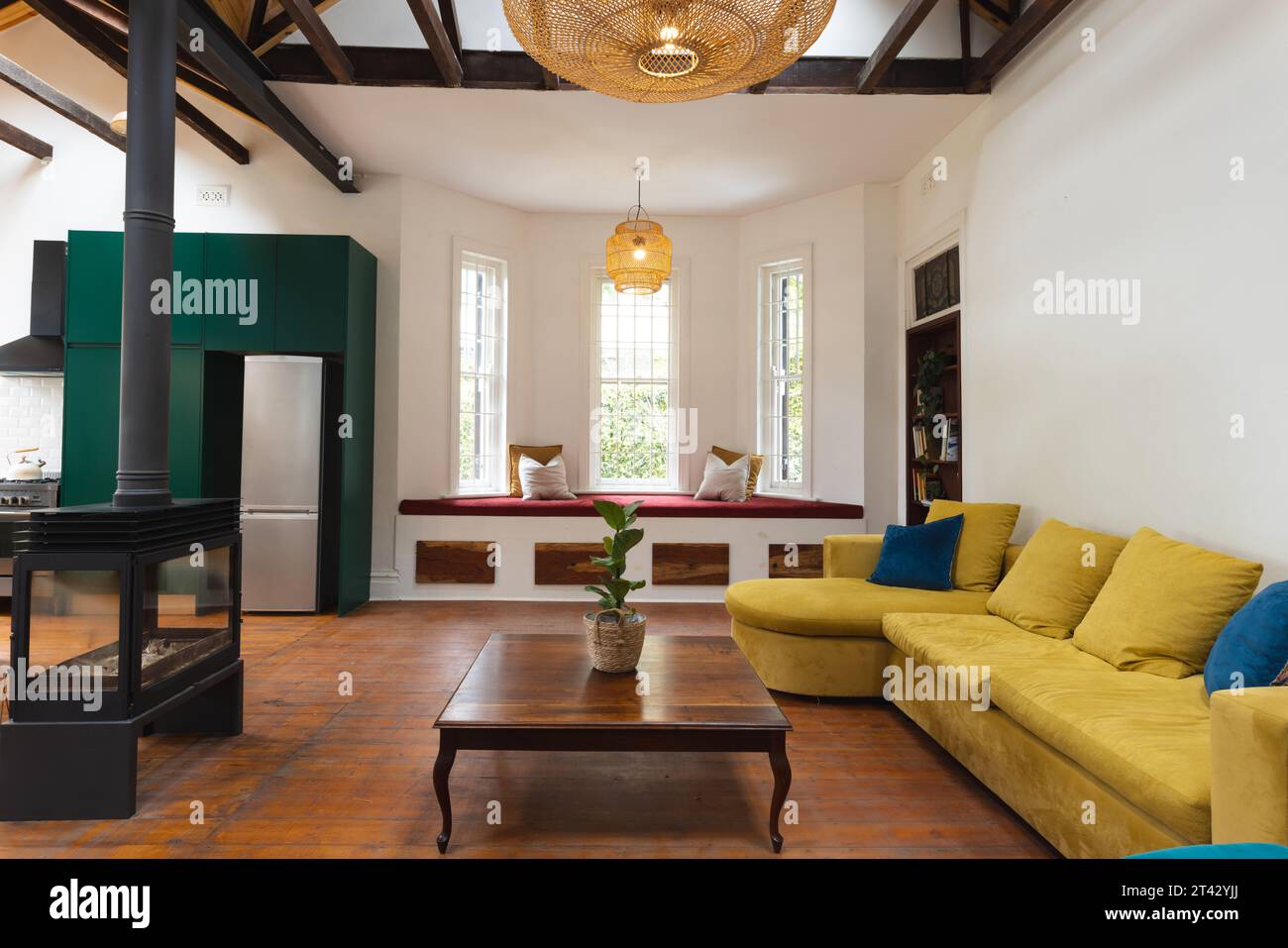 Luxuriöses, offenes Wohnzimmer mit freistehendem Holzbrenner, Kopierraum Stockfoto
