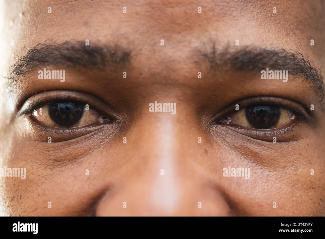 Augen eines afroamerikanischen Töpfers, der in einem Töpferstudio vor der Kamera schaut Stockfoto