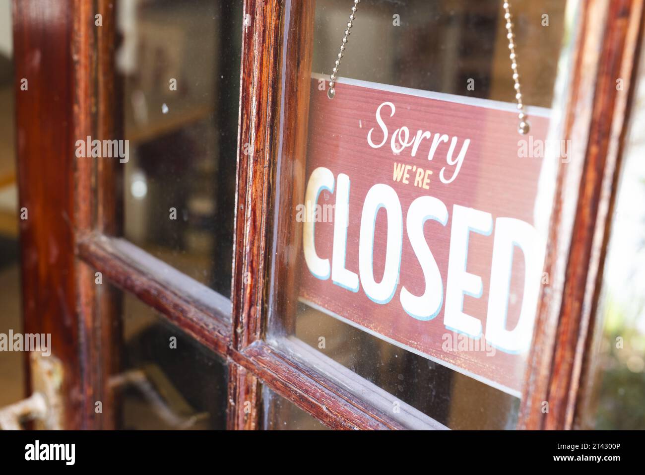 Schließen Sie die offene Tür mit dem Schild „Closed Shop“ in der Töpferei Stockfoto