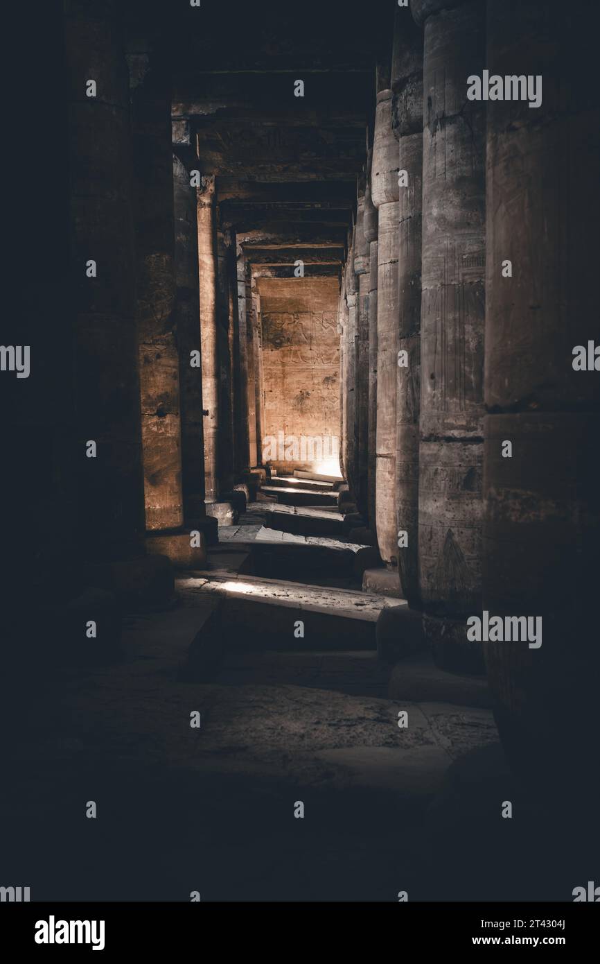 Lichtwellen durchdringen die alte Stille des Abydos-Tempels Stockfoto