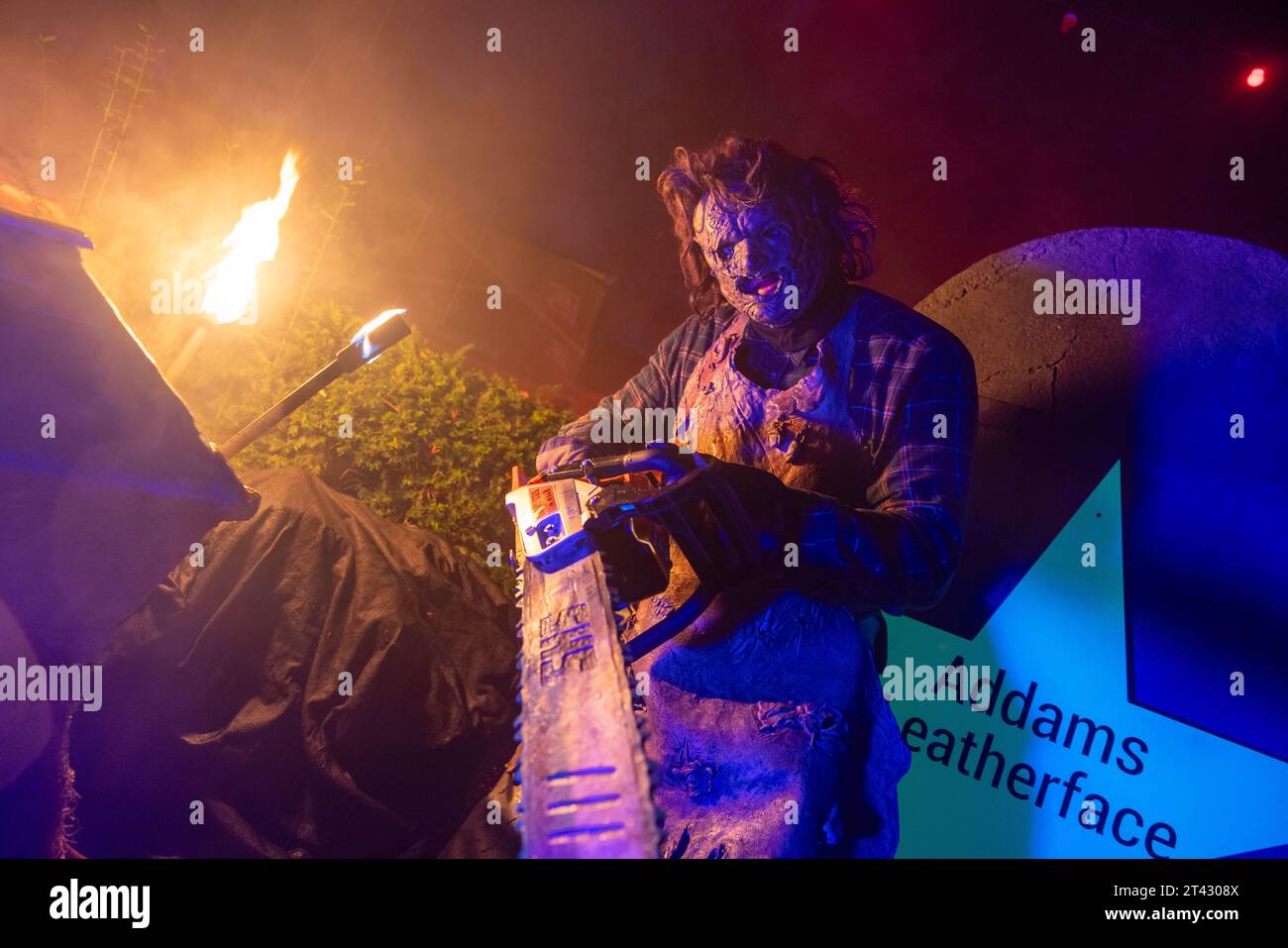 Potsdam, Deutschland. Oktober 2023. Die Figur Leatherface aus dem Film „Texas Chainsaw Massacre“ posiert bei den Horror Nights 2023 im Filmpark Babelsberg. Quelle: Gerald Matzka/dpa/Alamy Live News Stockfoto