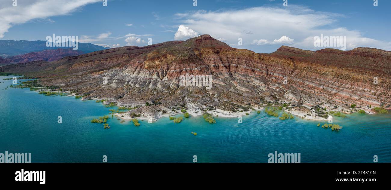 Blick aus der Vogelperspektive auf das türkisfarbene Reservoir und die Bergkulisse des Quail Creek State Park, Utah, USA Stockfoto