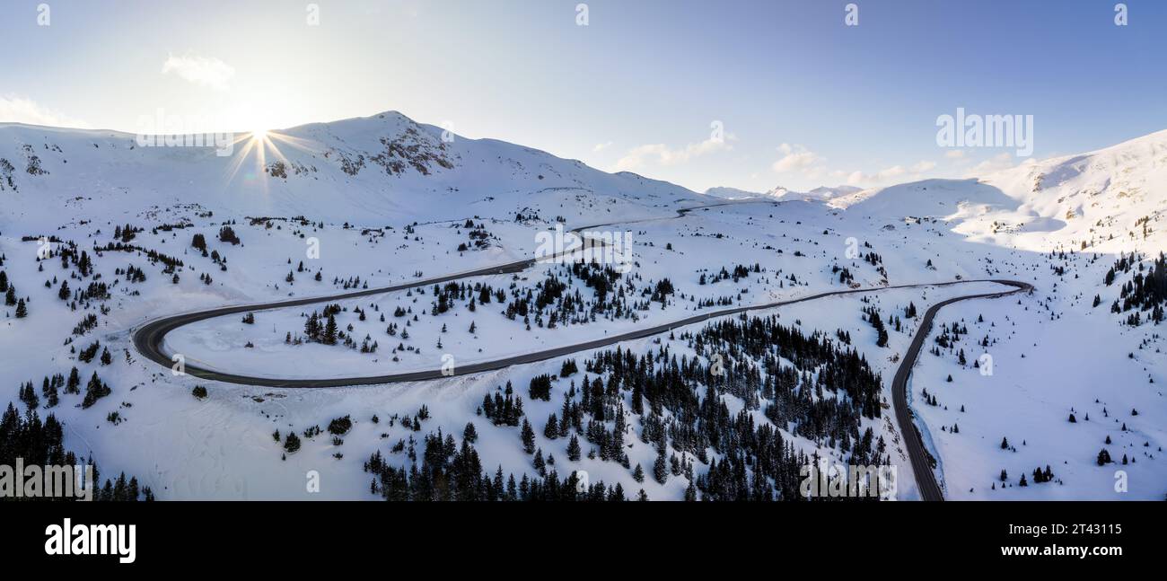 Sonnenuntergang über dem Loveland Pass und den Bergen im Winterschnee, Colorado, USA Stockfoto