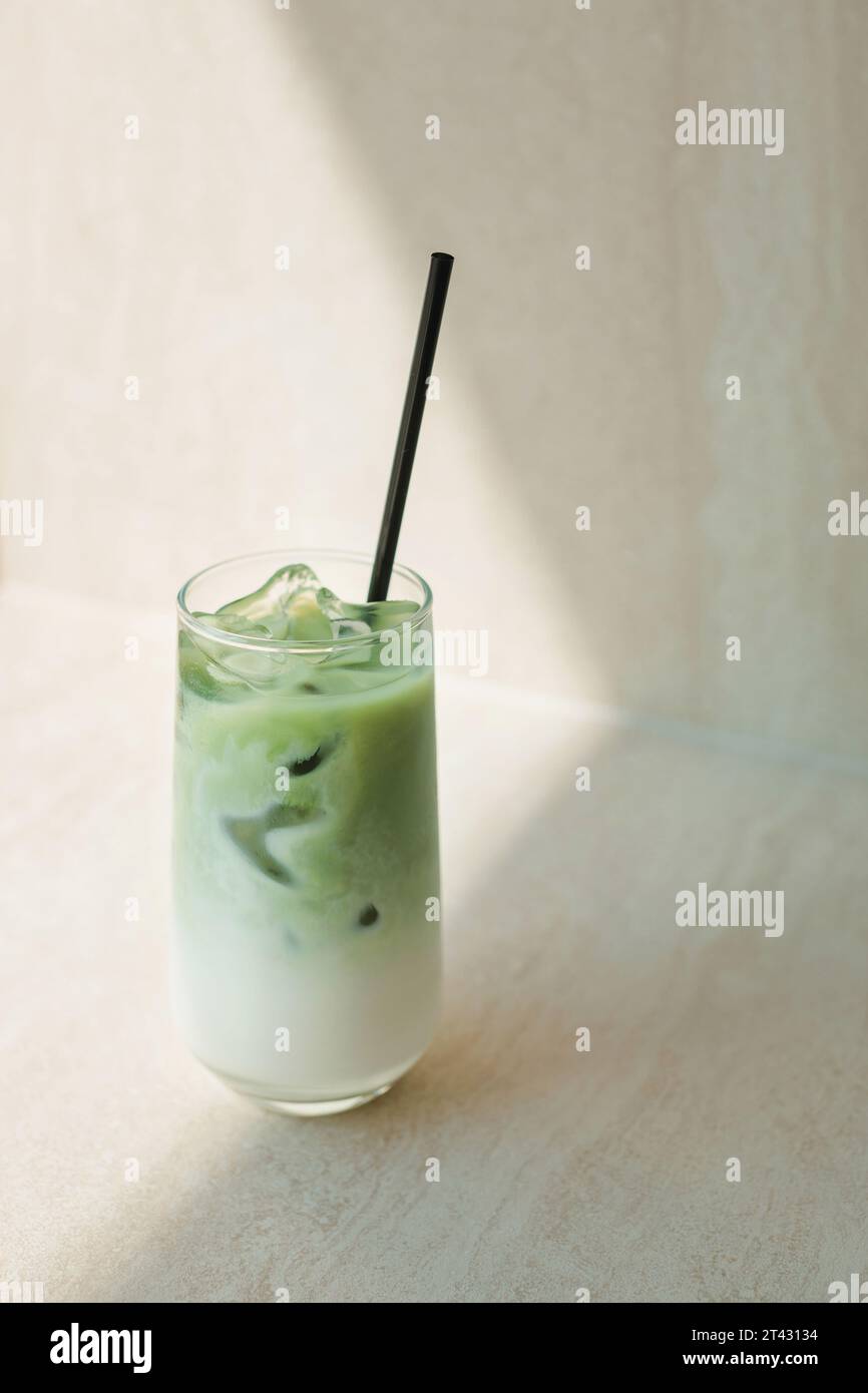 Nahaufnahme eines Matcha Latte auf einem Tisch im Sonnenlicht Stockfoto