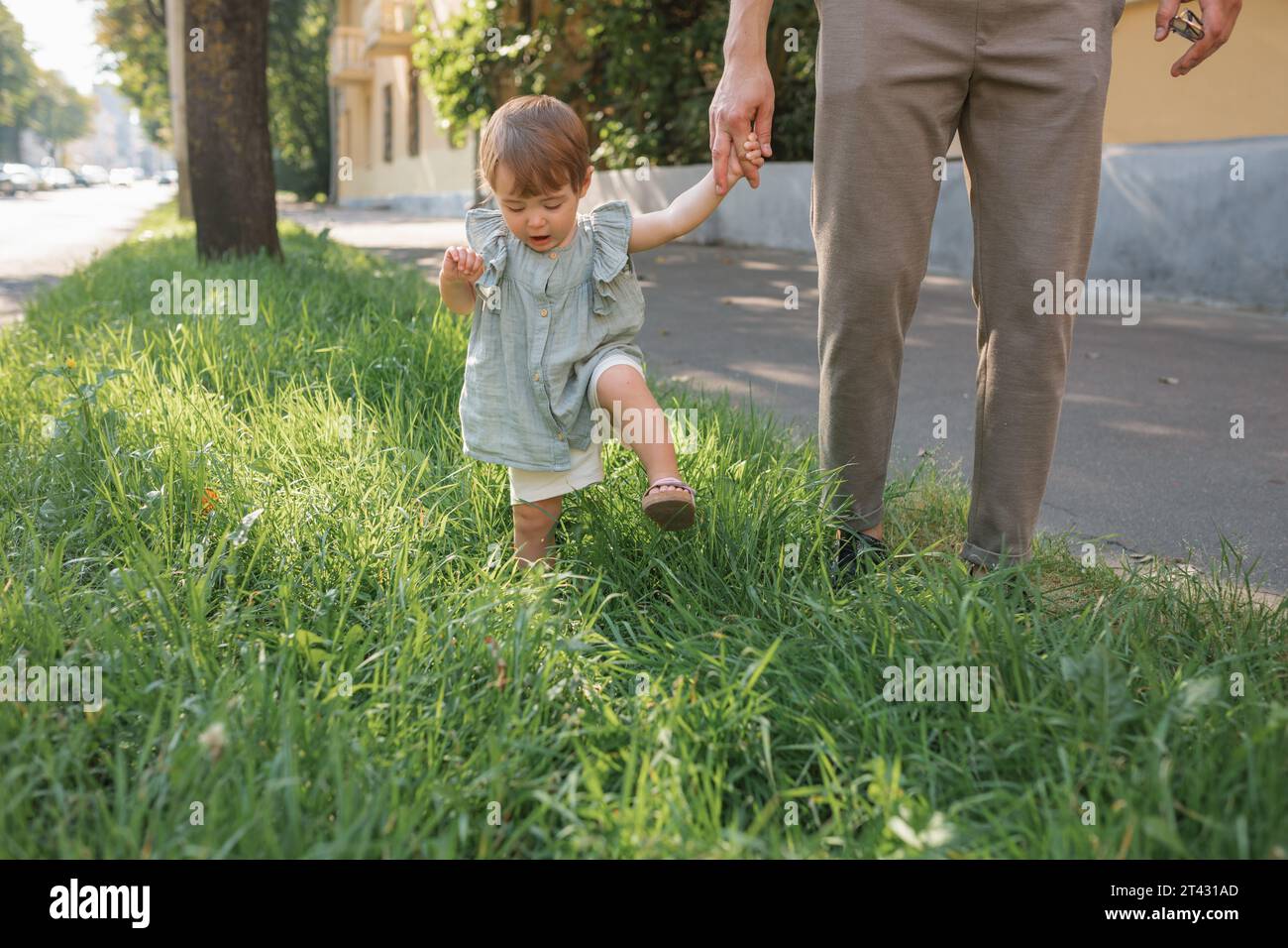 Vater geht mit seiner Tochter die Straße runter Stockfoto