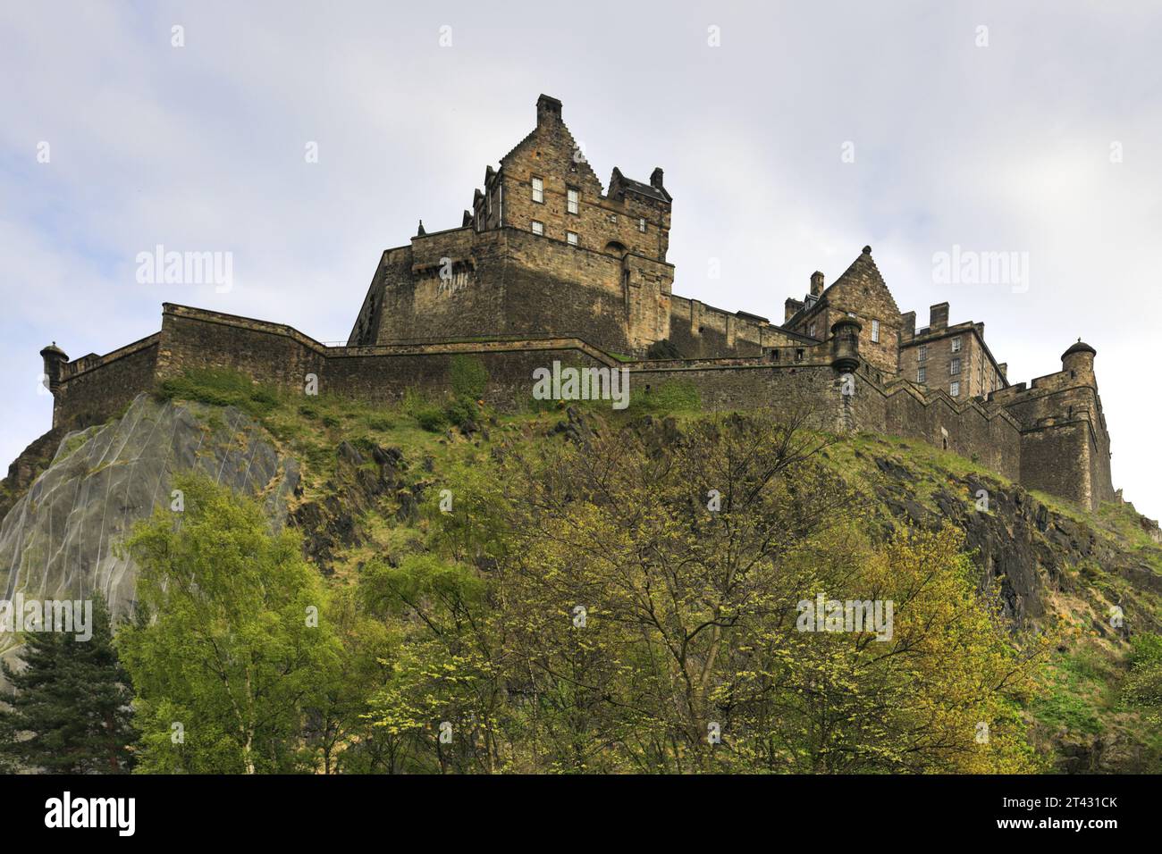 Frühlingsblick über das Schloss Edinburgh von Princes Street Gardens, Edinburgh City, Schottland, Großbritannien Stockfoto