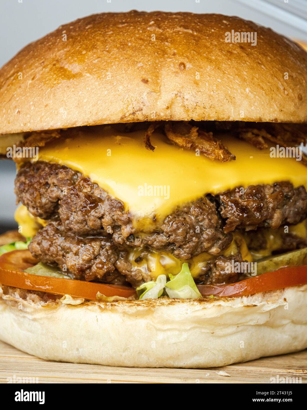 Vollbild-Nahaufnahme eines doppelten Cheeseburgers Stockfoto