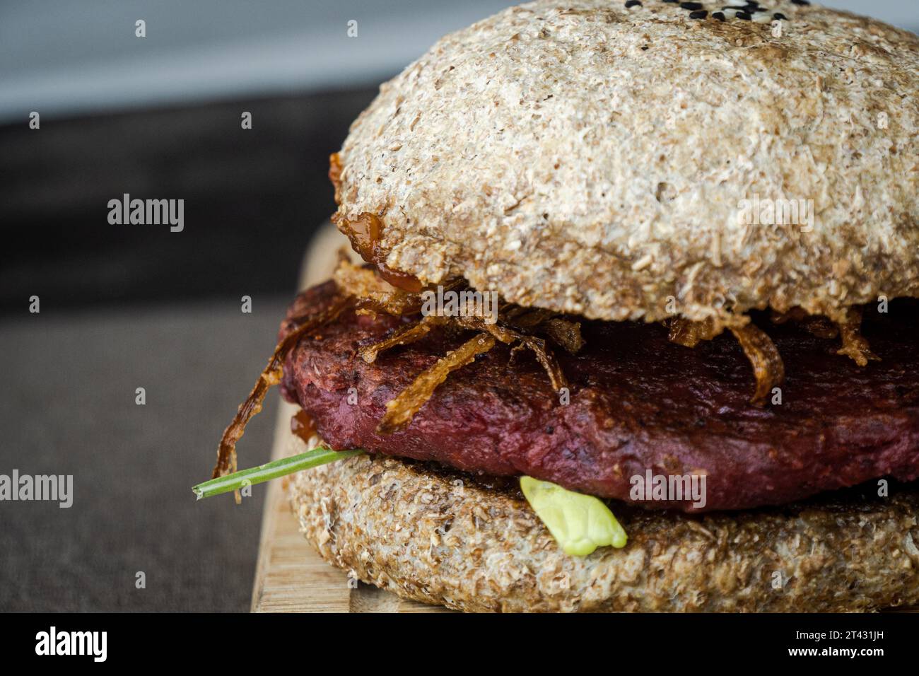 Nahaufnahme eines Rote-Bete-Bohnen-Burgers mit gebratener Zwiebel Stockfoto