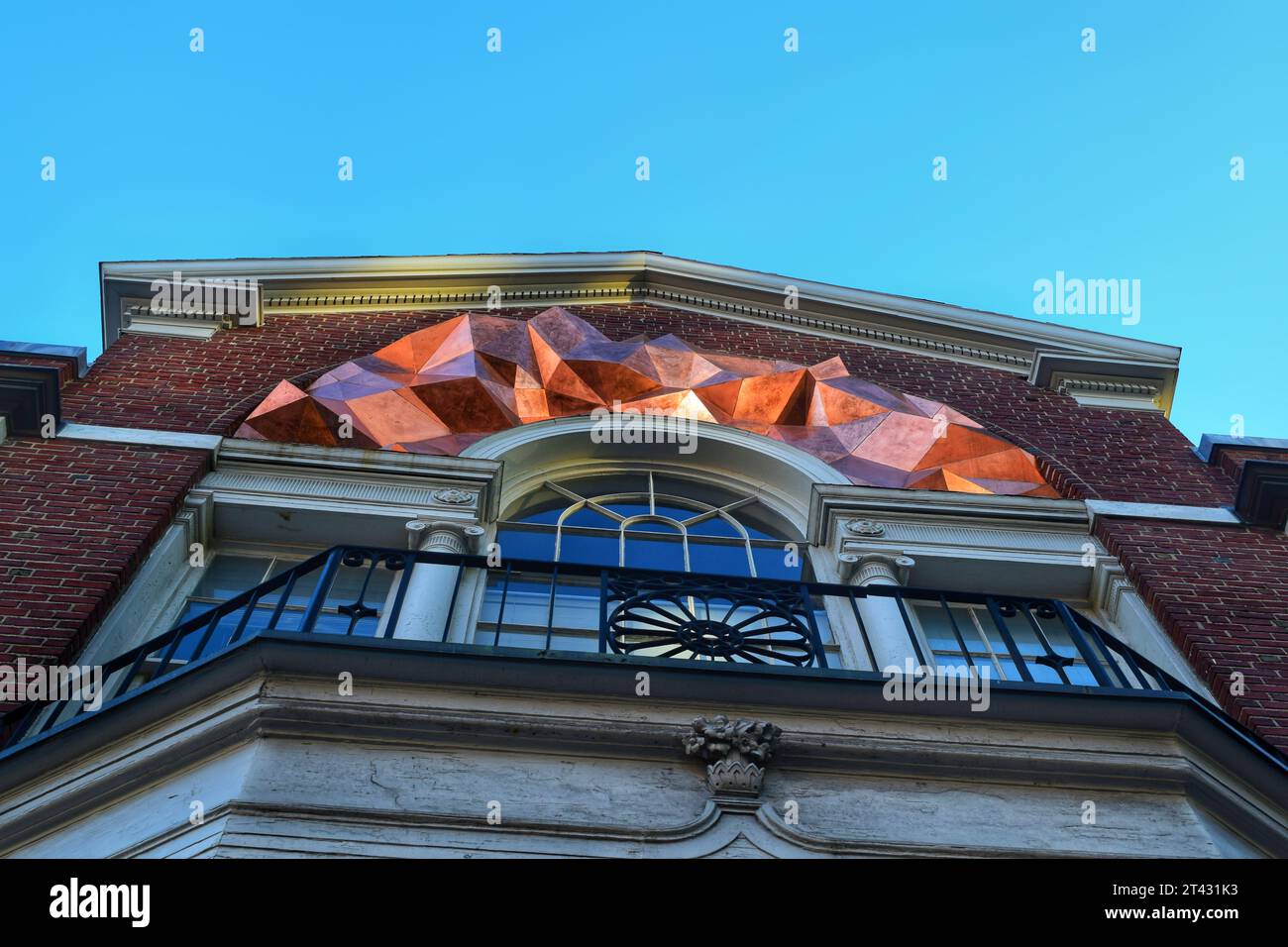 Ein atemberaubendes Kulturhaus in Amerika sonnt sich in der warmen Umarmung des Sonnenlichts und zeigt seine architektonische Schönheit und kulturelle Bedeutung Stockfoto