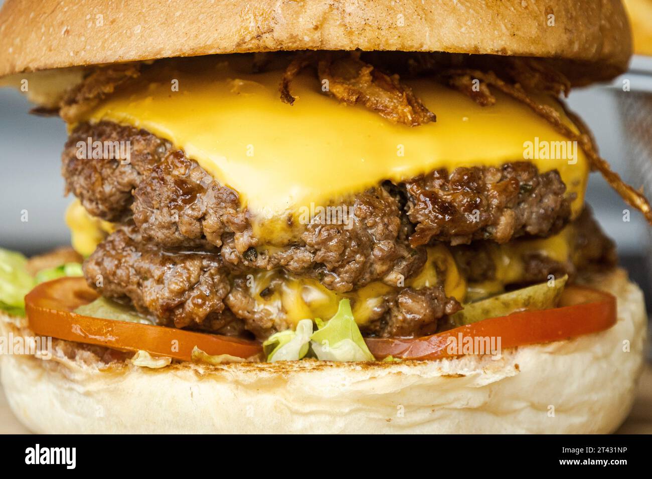 Nahaufnahme Vollbild-Nahaufnahme eines doppelten Cheeseburgers Stockfoto