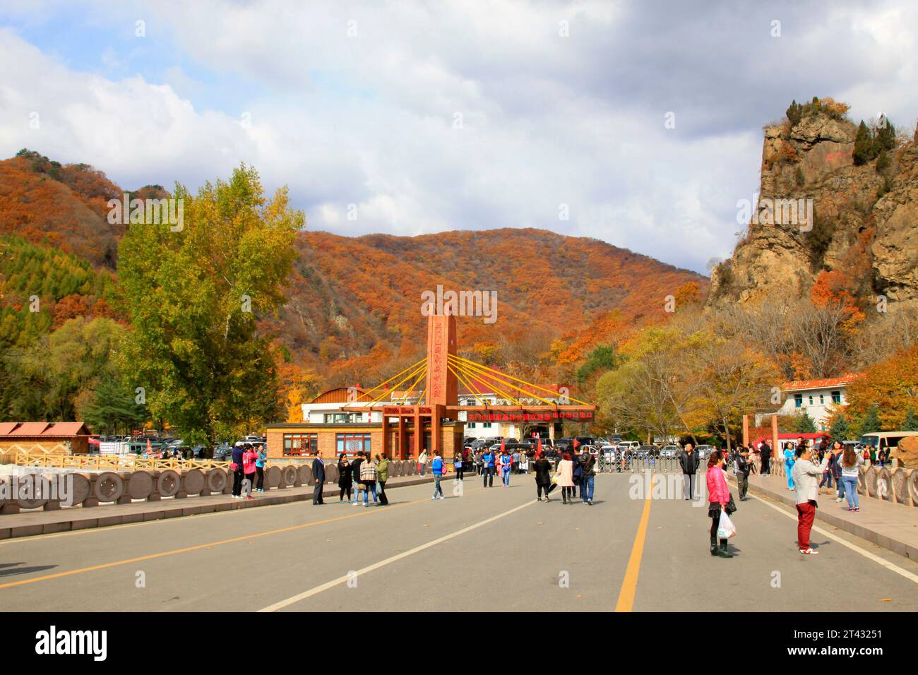 BENXI-STADT - 12. OKTOBER: GuanMenShan malerische Naturlandschaft und Touristen, am 12. oktober 2014, Benxi-Stadt, Provinz Liaoning, China Stockfoto