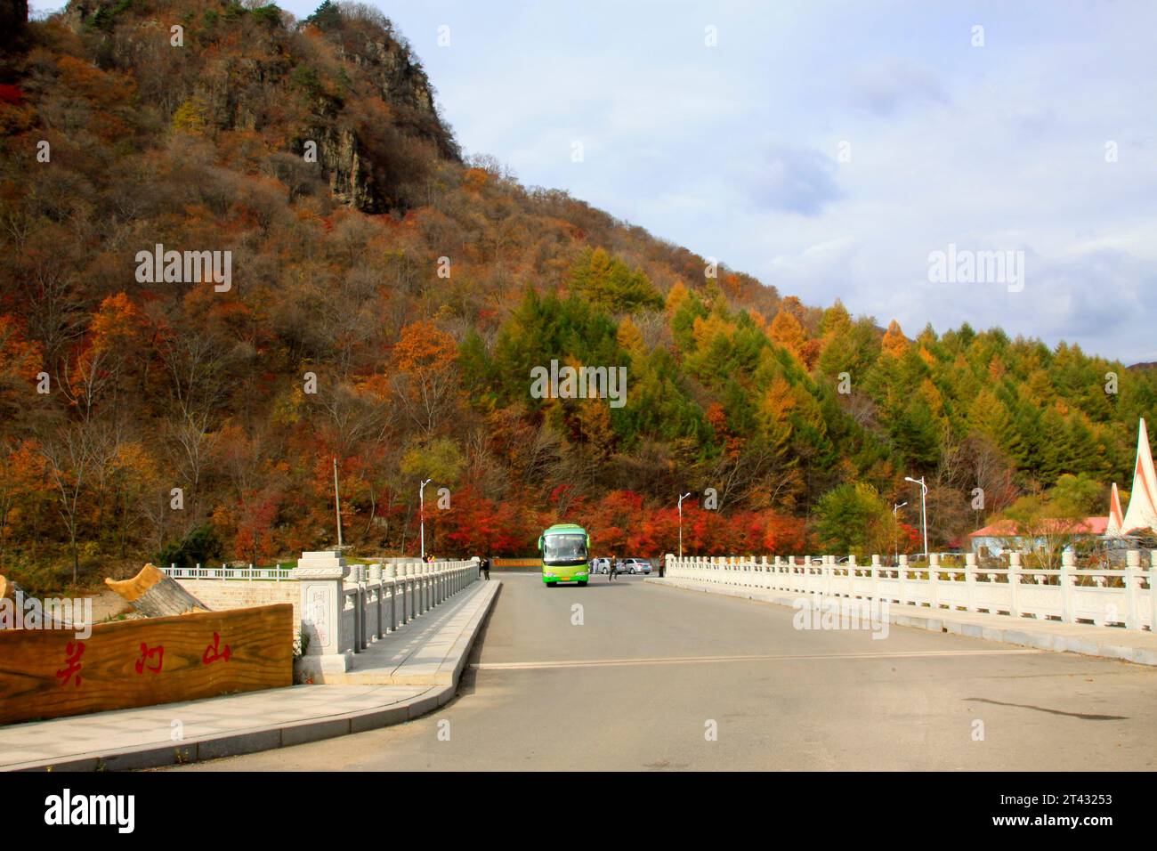 BENXI-STADT - 12. OKTOBER: Tour-Busse fahren in GuanMenShan Scenic, am 12. oktober 2014, Benxi-Stadt, Provinz Liaoning, China Stockfoto