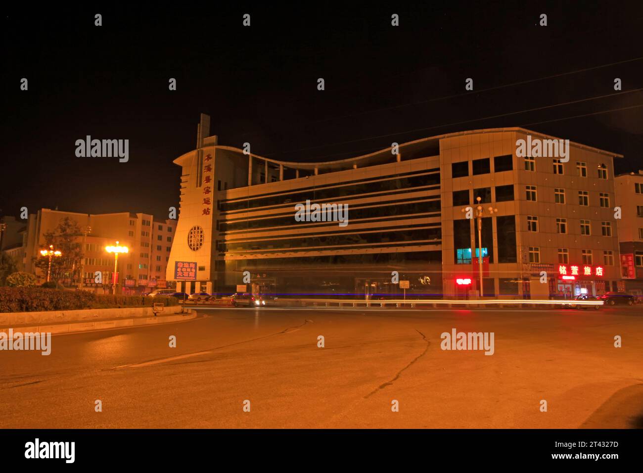 STADT BENXI - 12. OKTOBER: Nachtkulisse am Busbahnhof, am 12. oktober 2014, Stadt Benxi, Provinz Liaoning, China Stockfoto