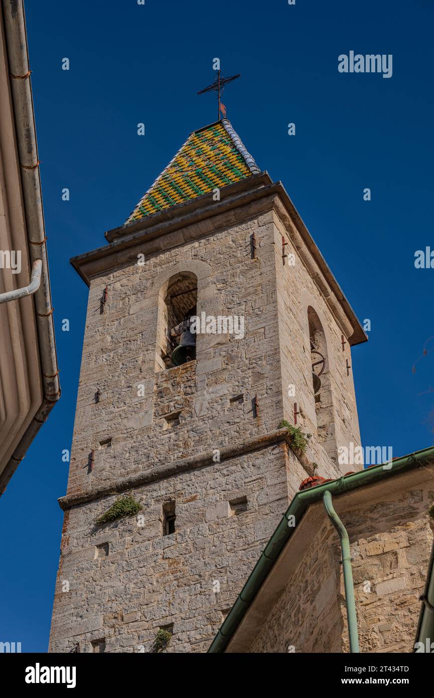 Die Fassade ist schlicht, aus Steinkastern, mit einem Portal, das mit einem Diadem mit den Schlüsseln des heiligen Petrus verziert ist. Der Glockenturm ist ein Turm mit einem Turm Stockfoto