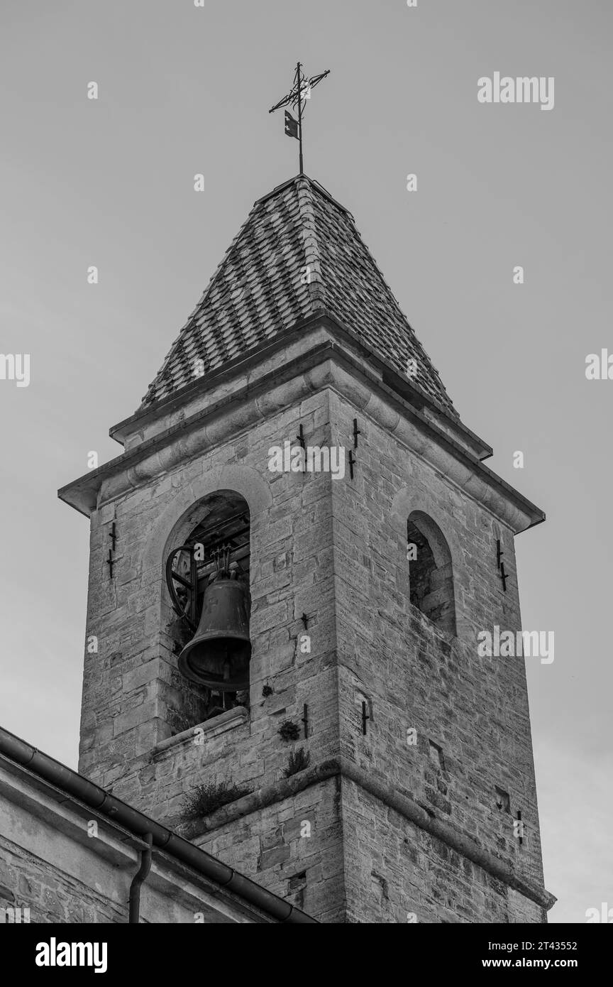 Die Fassade ist schlicht, aus Steinkastern, mit einem Portal, das mit einem Diadem mit den Schlüsseln des heiligen Petrus verziert ist. Der Glockenturm ist ein Turm mit einem Turm Stockfoto