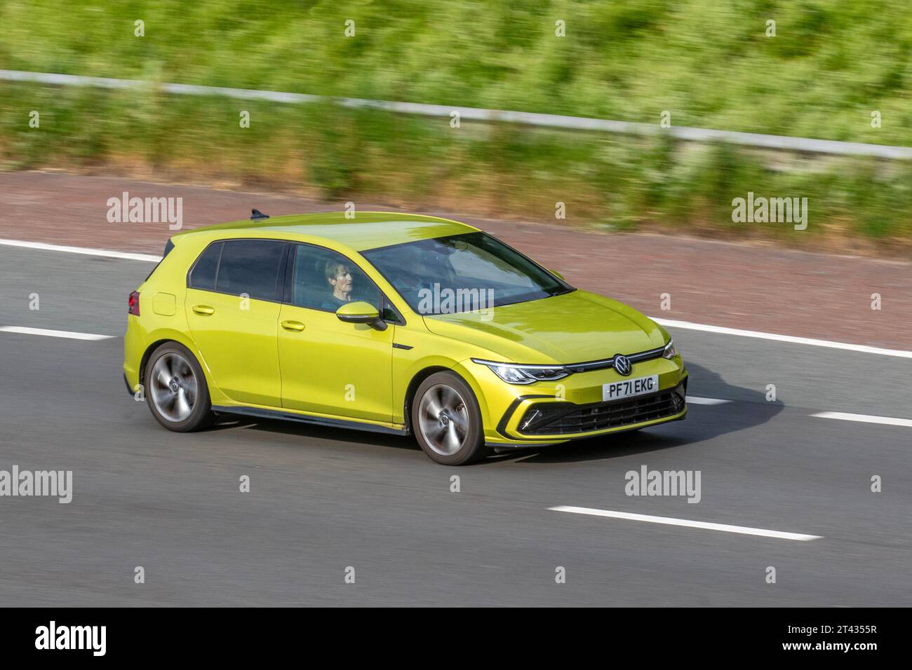 2022 Volkswagen Golf R-Line ETSI S-A 1,5 ETSI EVO 150 MHEV DSG Auto Start/Stopp Gelbes Auto Hatchback Hybrid Electric 1498 ccm Fahrt auf der Autobahn M6 im Großraum Manchester, Großbritannien Stockfoto