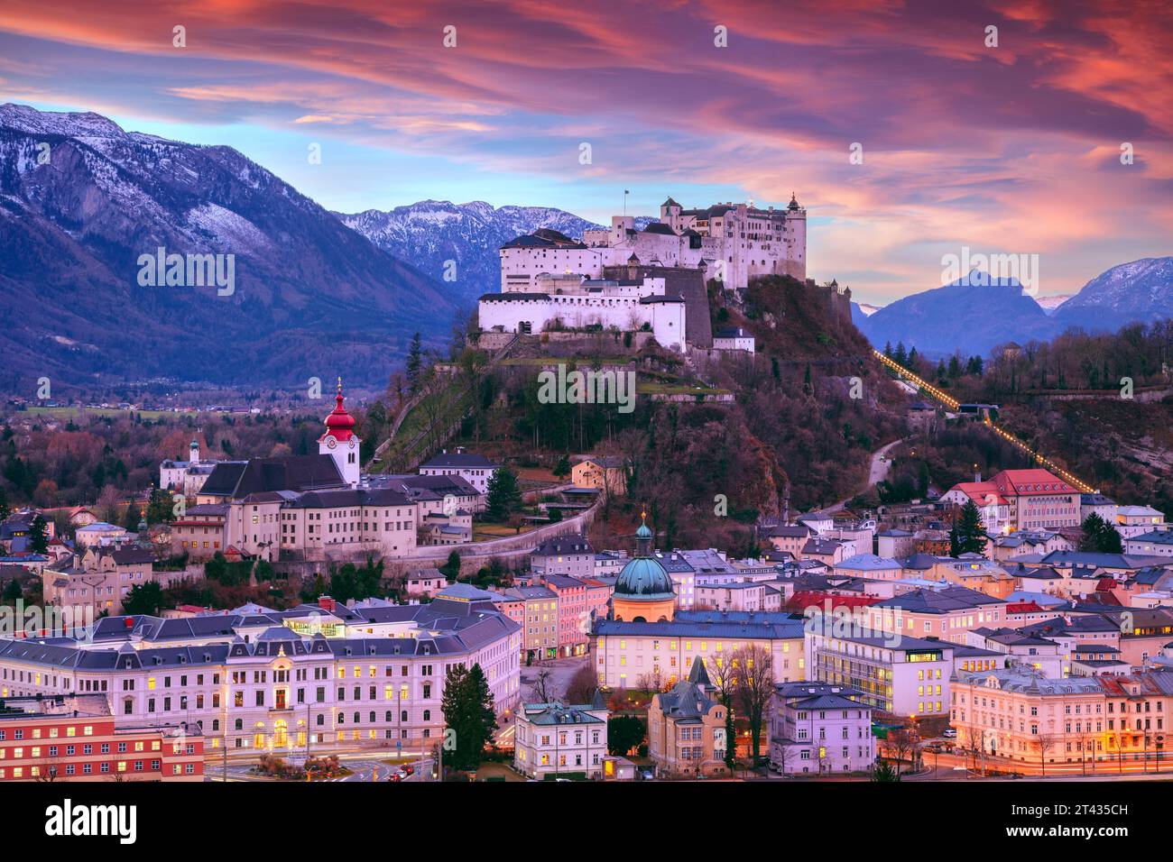 Salzburg, Österreich. Luftbild der Stadt Salzburg, Österreich mit Festung Hohensalzburg bei schönem Wintersonnenaufgang. Stockfoto
