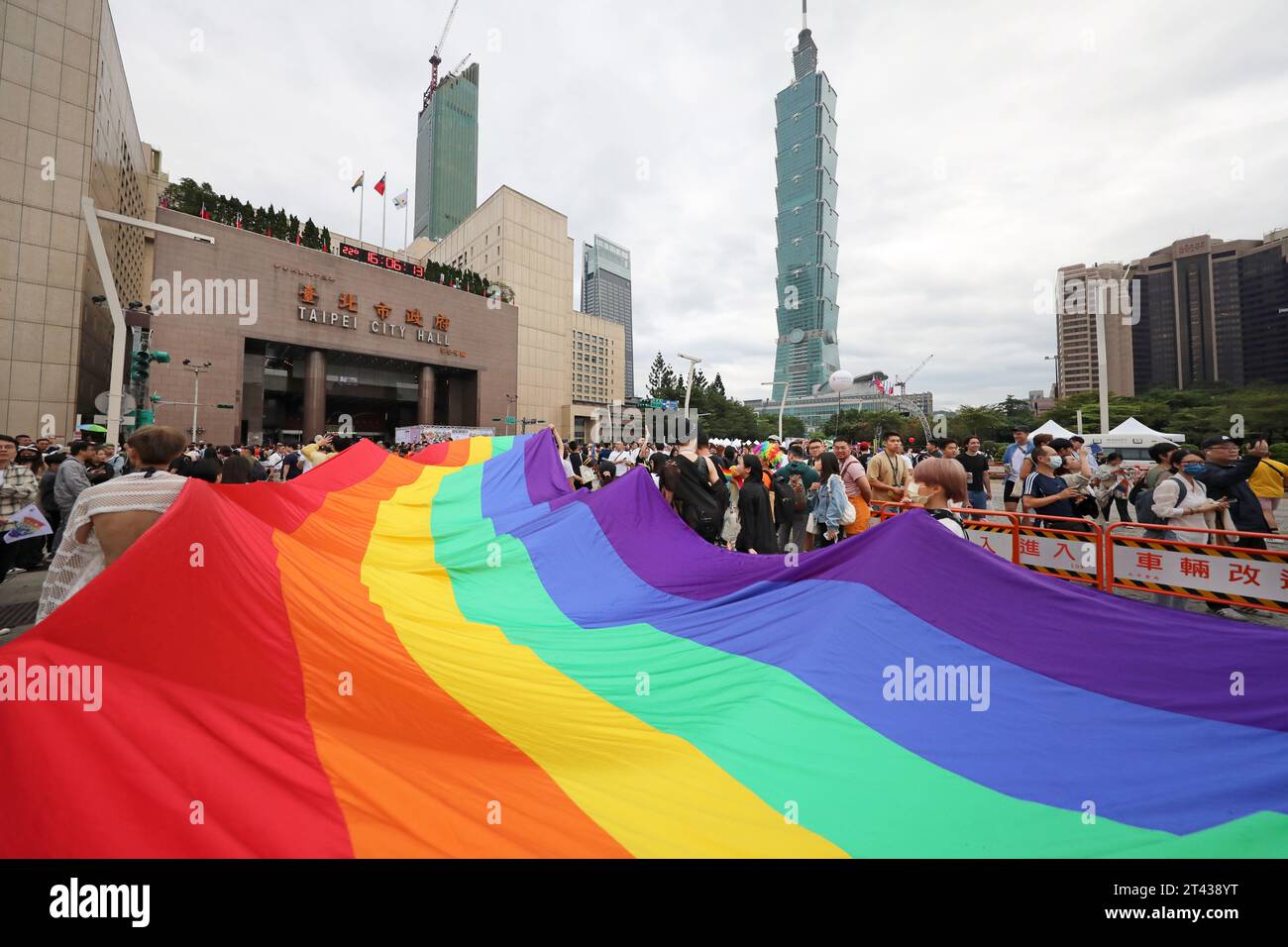Taipeh, Taiwan. Oktober 2023. Oktober 2023. Taipeh, Taiwan. Eine riesige Regenbogenfahne führt die Taiwan Pride Parade vor Taipeh 101 in Taipeh, Taiwan. Schätzungsweise 200.000 Menschen wurden erwartet, die an der 21. Taiwan Pride Parade teilnehmen, und zwar aus ganz Asien und darüber hinaus. Das Thema dieses Jahres lautet Stand with Diversity. Taiwan ist bereits das fortschrittlichste asiatische County in Bezug auf LGBT-Rechte, es ist das einzige Land, das die Ehe gleichgeschlechtlicher Geschlechter bisher legalisiert hat, und es ist passend, dass sie die größte Pride Parade veranstalten. Quelle: Paul Brown/Alamy Live News Stockfoto