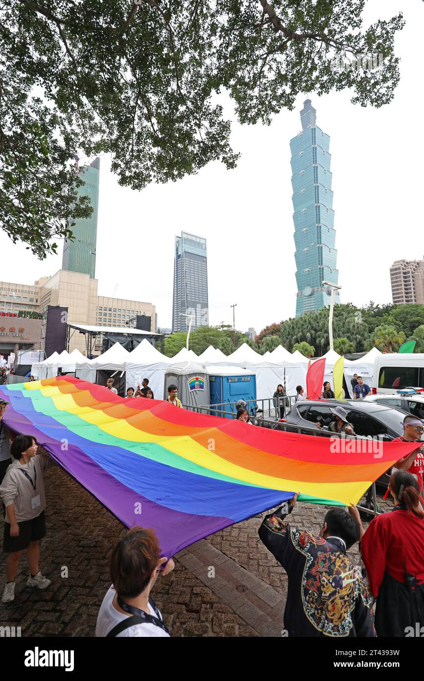 Taipeh, Taiwan. Oktober 2023. Oktober 2023. Taipeh, Taiwan. Eine riesige Regenbogenfahne führt die Taiwan Pride Parade vor Taipeh 101 in Taipeh, Taiwan. Schätzungsweise 200.000 Menschen wurden erwartet, die an der 21. Taiwan Pride Parade teilnehmen, und zwar aus ganz Asien und darüber hinaus. Das Thema dieses Jahres lautet Stand with Diversity. Taiwan ist bereits das fortschrittlichste asiatische County in Bezug auf LGBT-Rechte, es ist das einzige Land, das die Ehe gleichgeschlechtlicher Geschlechter bisher legalisiert hat, und es ist passend, dass sie die größte Pride Parade veranstalten. Quelle: Paul Brown/Alamy Live News Stockfoto