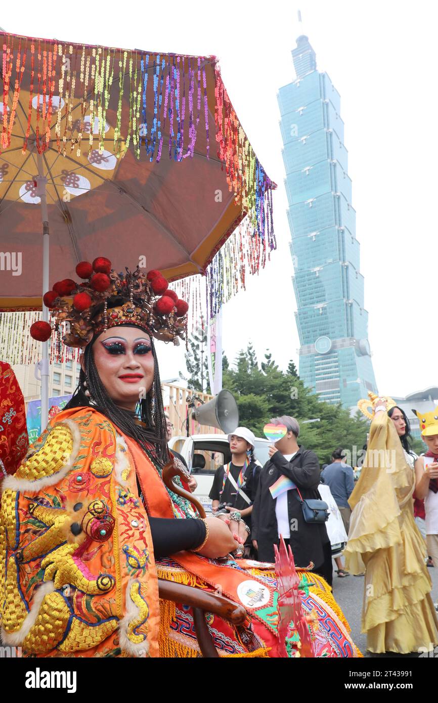 Taipeh, Taiwan. Oktober 2023. Oktober 2023. Taipeh, Taiwan. Teilnehmer an der Taiwan Pride Parade in Taipeh, Taiwan. Schätzungsweise 200.000 Menschen wurden erwartet, die an der 21. Taiwan Pride Parade teilnehmen, und zwar aus ganz Asien und darüber hinaus. Das Thema dieses Jahres lautet Stand with Diversity. Taiwan ist bereits das fortschrittlichste asiatische County in Bezug auf LGBT-Rechte, es ist das einzige Land, das die Ehe gleichgeschlechtlicher Geschlechter bisher legalisiert hat, und es ist passend, dass sie die größte Pride Parade veranstalten. Quelle: Paul Brown/Alamy Live News Stockfoto
