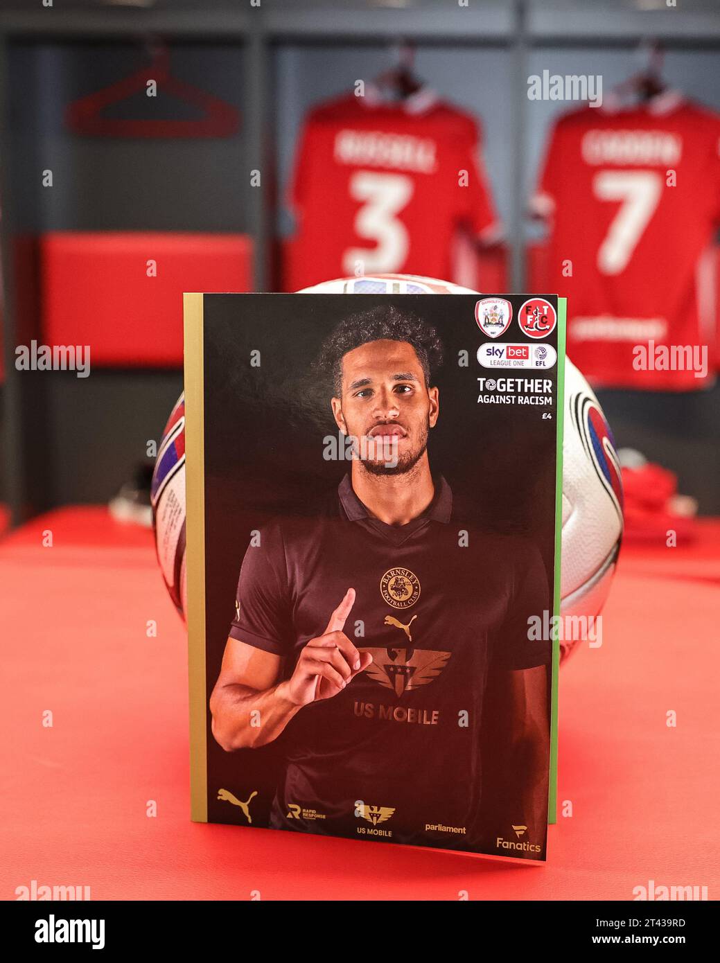 Jon Russell #3 von Barnsley auf der Titelseite des heutigen Spieltags während des Sky Bet League 1 Match Barnsley vs Fleetwood Town in Oakwell, Barnsley, Großbritannien, 28. Oktober 2023 (Foto: Mark Cosgrove/News Images) in Barnsley, Großbritannien am 28. Oktober 2023. (Foto: Mark Cosgrove/News Images/SIPA USA) Stockfoto