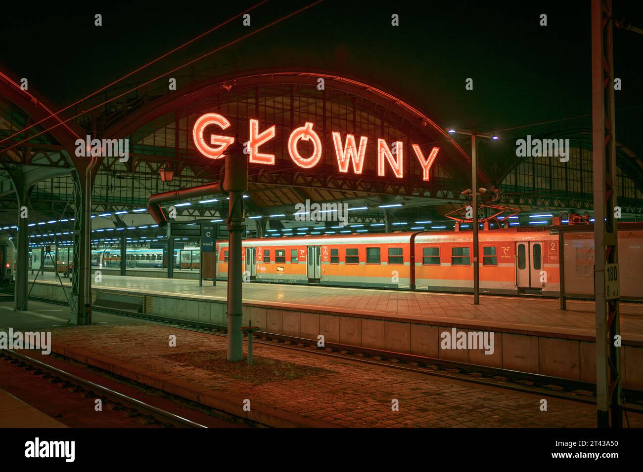 Bahnhof Wrocław Główny bei Nacht in Wrocław, Polen Stockfoto