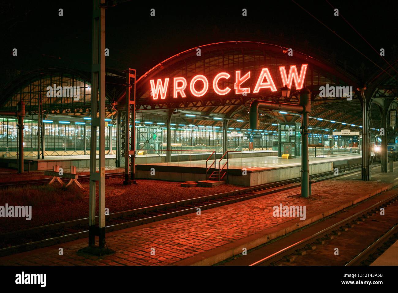 Bahnhof Wrocław Główny bei Nacht in Wrocław, Polen Stockfoto