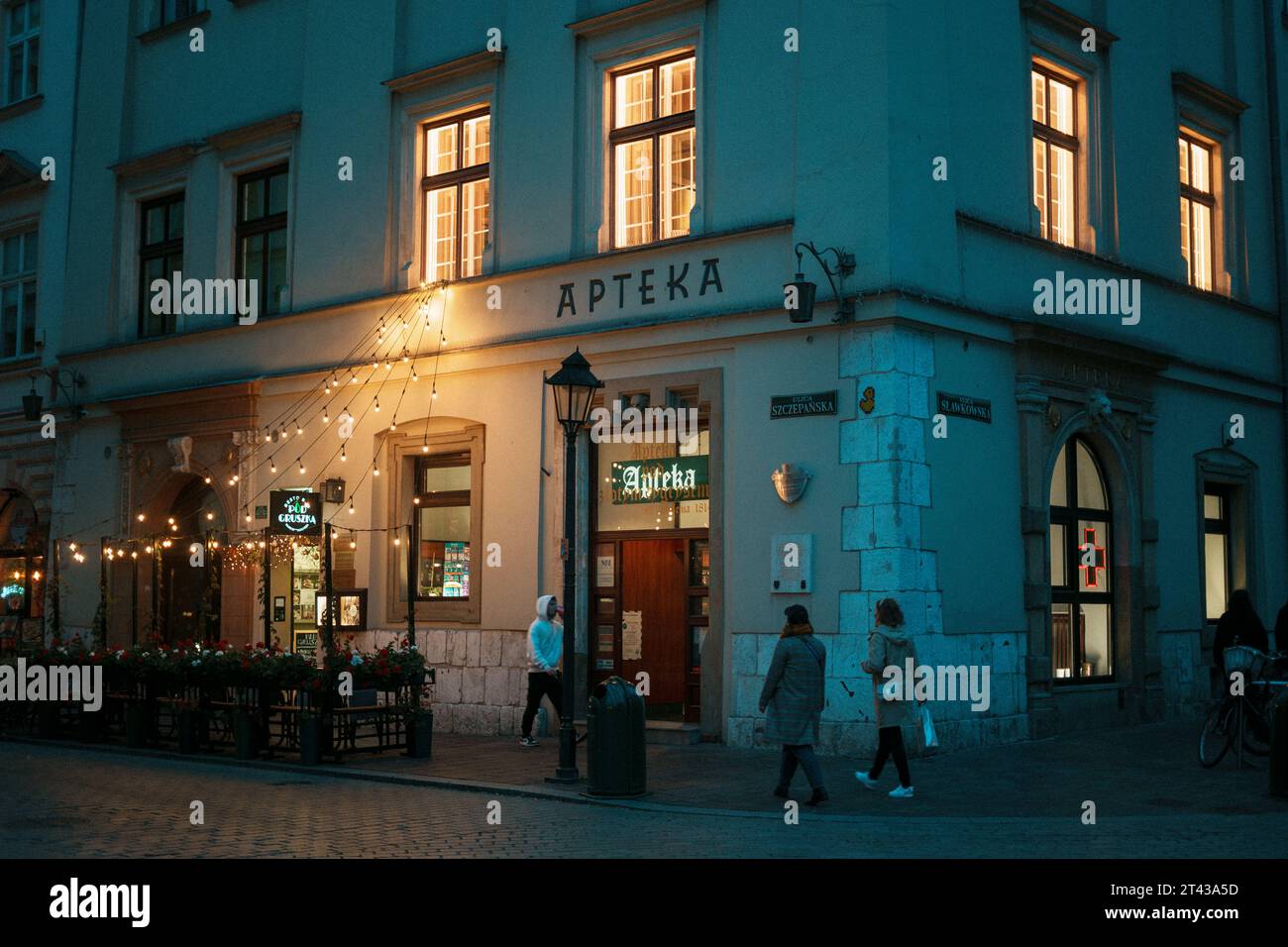 Apteka bei Nacht in der Altstadt, Kraków, Polen Stockfoto