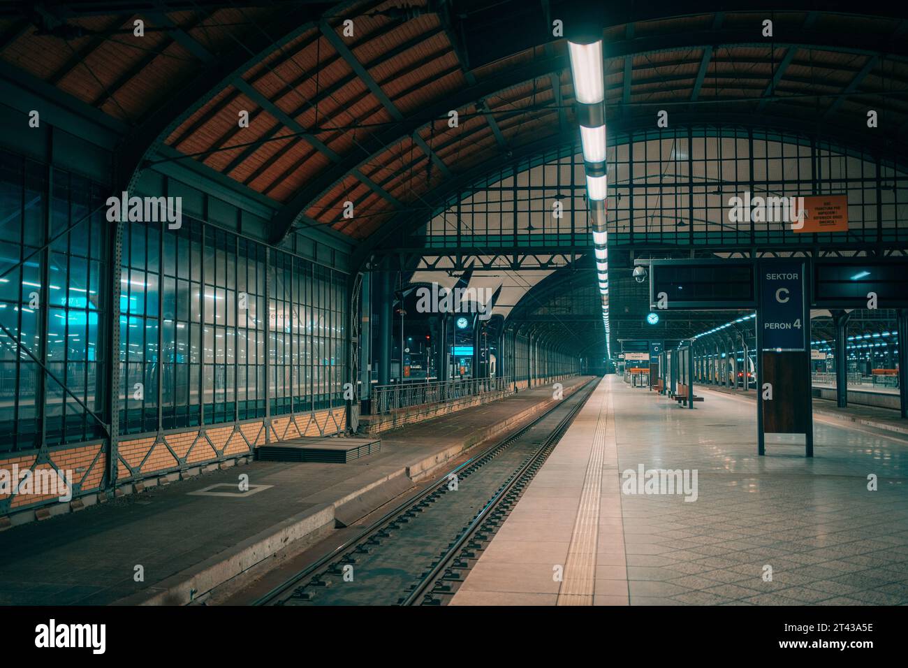 Bahnhof Wrocław Główny bei Nacht in Wrocław, Polen Stockfoto