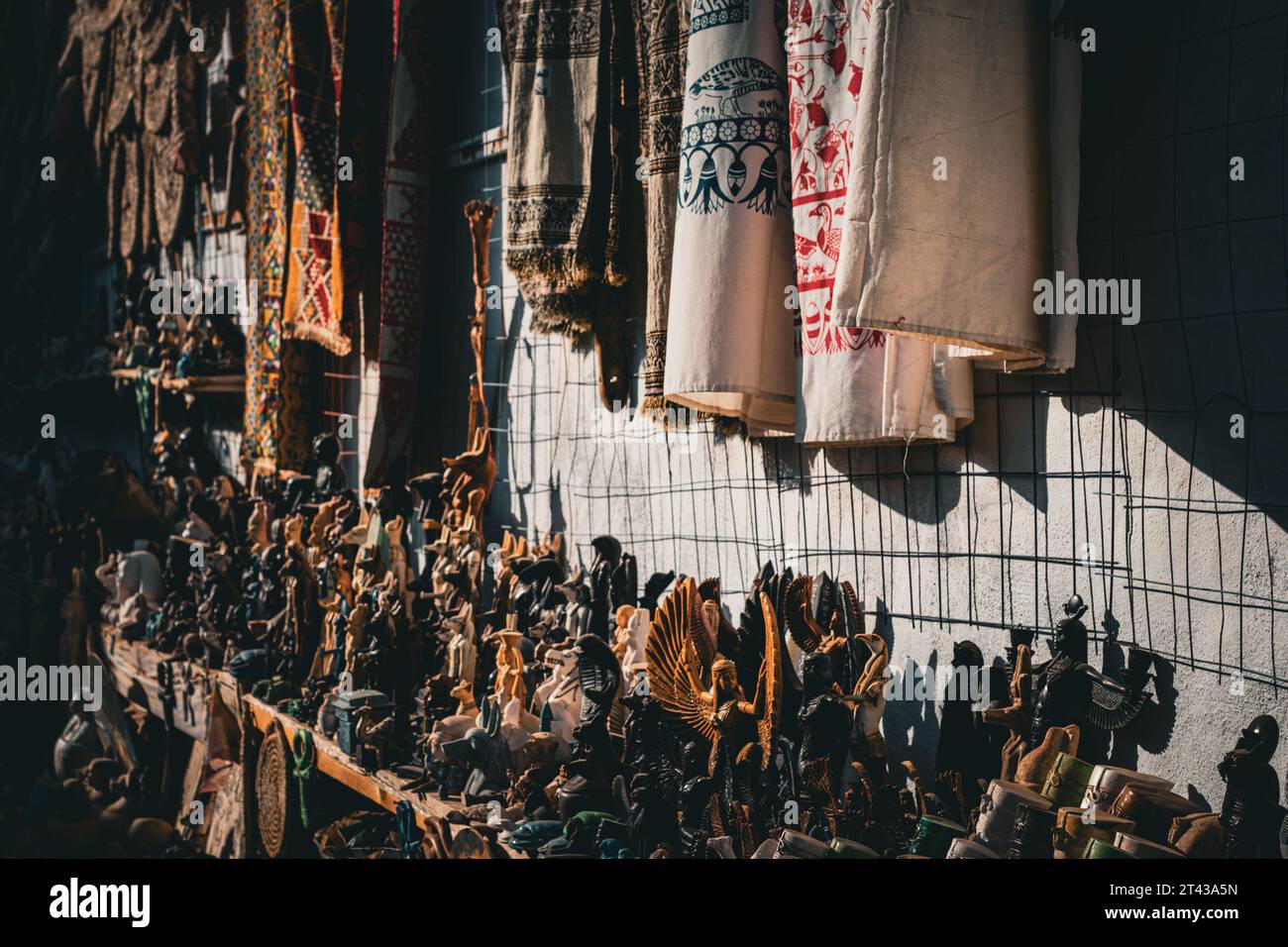 Eine nubische Marktstraße gesäumt von verschiedenen Ständen, die Textilien, Gewürze und Kunsthandwerk verkaufen Stockfoto