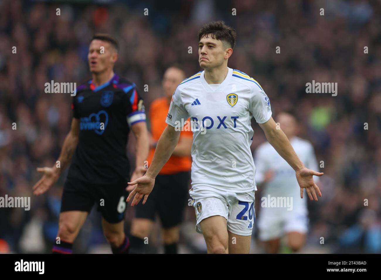 Leeds, Großbritannien. Oktober 2023. Daniel James von Leeds United erzielte sein erstes Tor beim Sky Bet Championship-Spiel zwischen Leeds United und Huddersfield Town in der Elland Road, Leeds, am Samstag, den 28. Oktober 2023. (Foto: Pat Scaasi | MI News) Credit: MI News & Sport /Alamy Live News Stockfoto