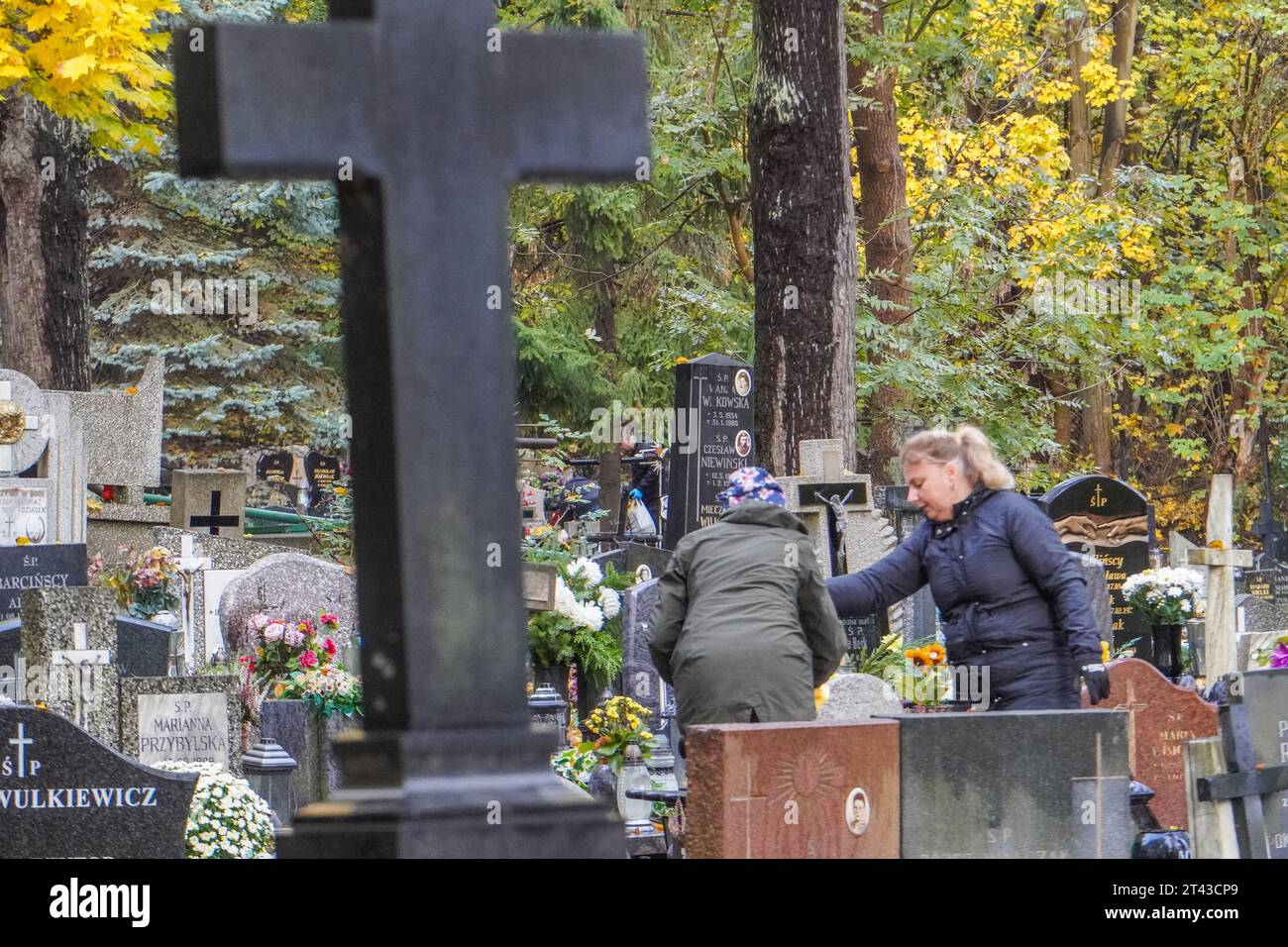 Danzig, Polen. Oktober 2023. Gräber mit katholischen Kreuzen verziert mit Blumen und Kerzen auf dem Friedhof Orunia werden am 28. Oktober 2023 in Danzig, Polen, gesehen, da vor dem 1. November, dem Allerheiligen-Tag (Wszystkich Swietych) die Menschen den toten Familienmitgliedern Respekt zollen, ihre Familiengräber reinigen, und viele Blumen und Kerzen stehen auf den Gräbern. Am Allerheiligen-Tag am 1. November und am Allerheiligen-Tag am 2. November besuchen Millionen von Polen die Gräber ihrer Lieben, die oft Hunderte von Kilometern in ihre Heimatstädte reisen. Credit: Vadim Pacajev/Alamy Live News Stockfoto